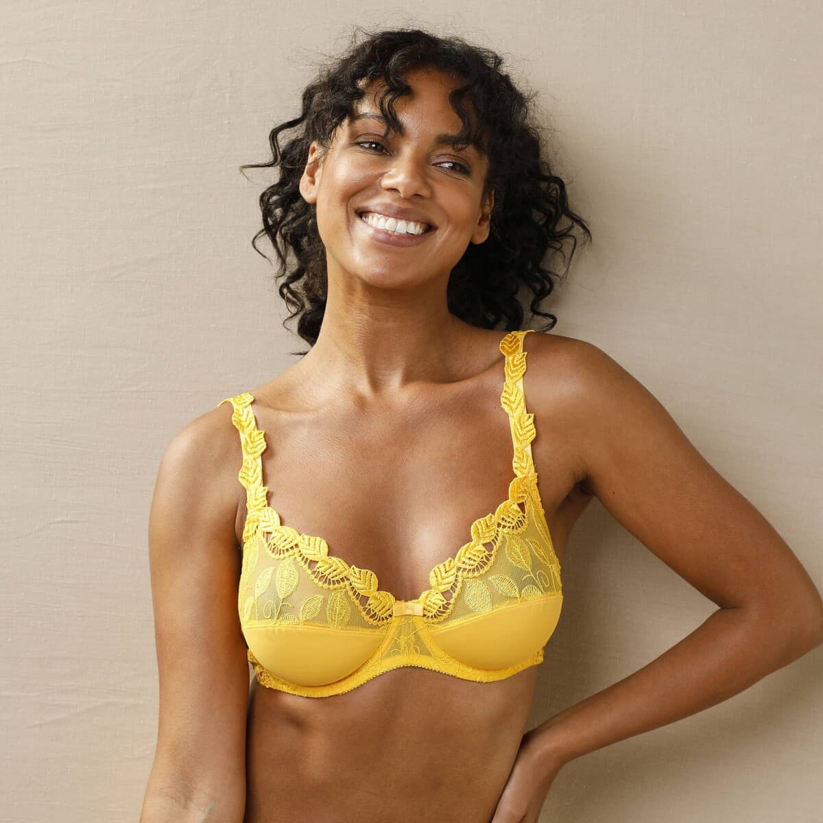 Podprsenka Rima zn. Confidence Lingerie®z mikrovlákna a vyšívaného tylu, s kosticami