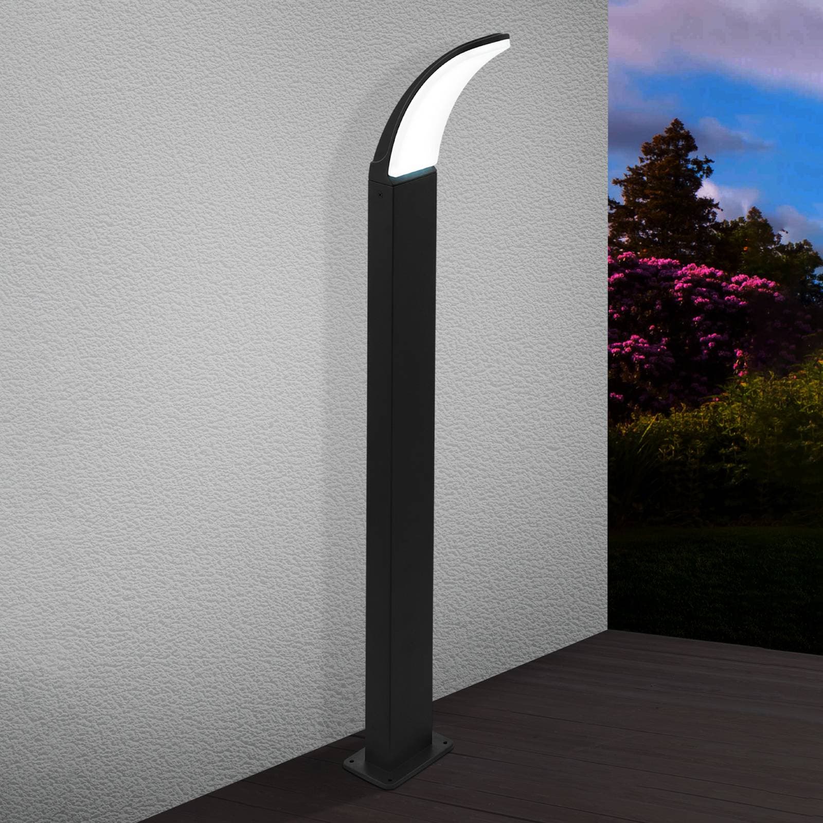 LED chodníková lampa Fiumicino v ohnutom tvare