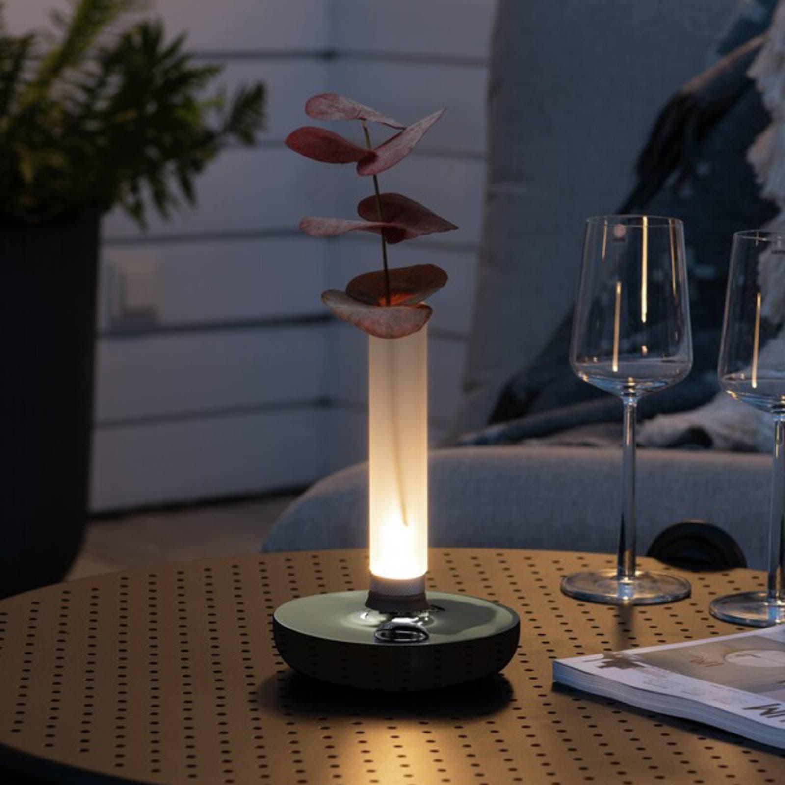 LED lampa Biarritz IP54, batéria, CCT, strieborná
