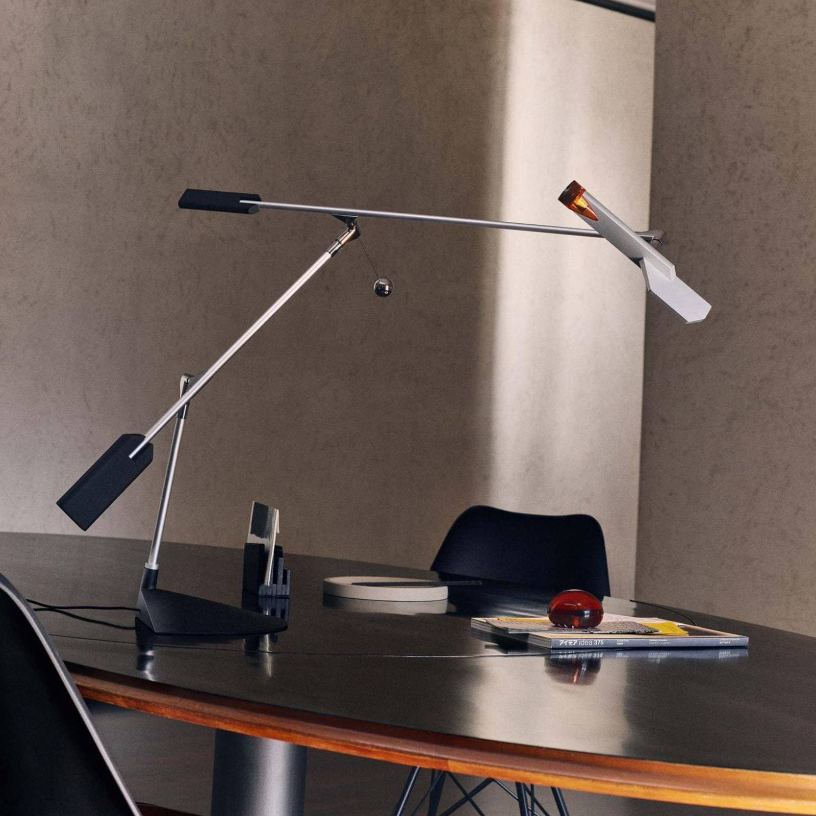 Stolová LED lampa Stilnovo Halley, dosah 100 cm, sivá