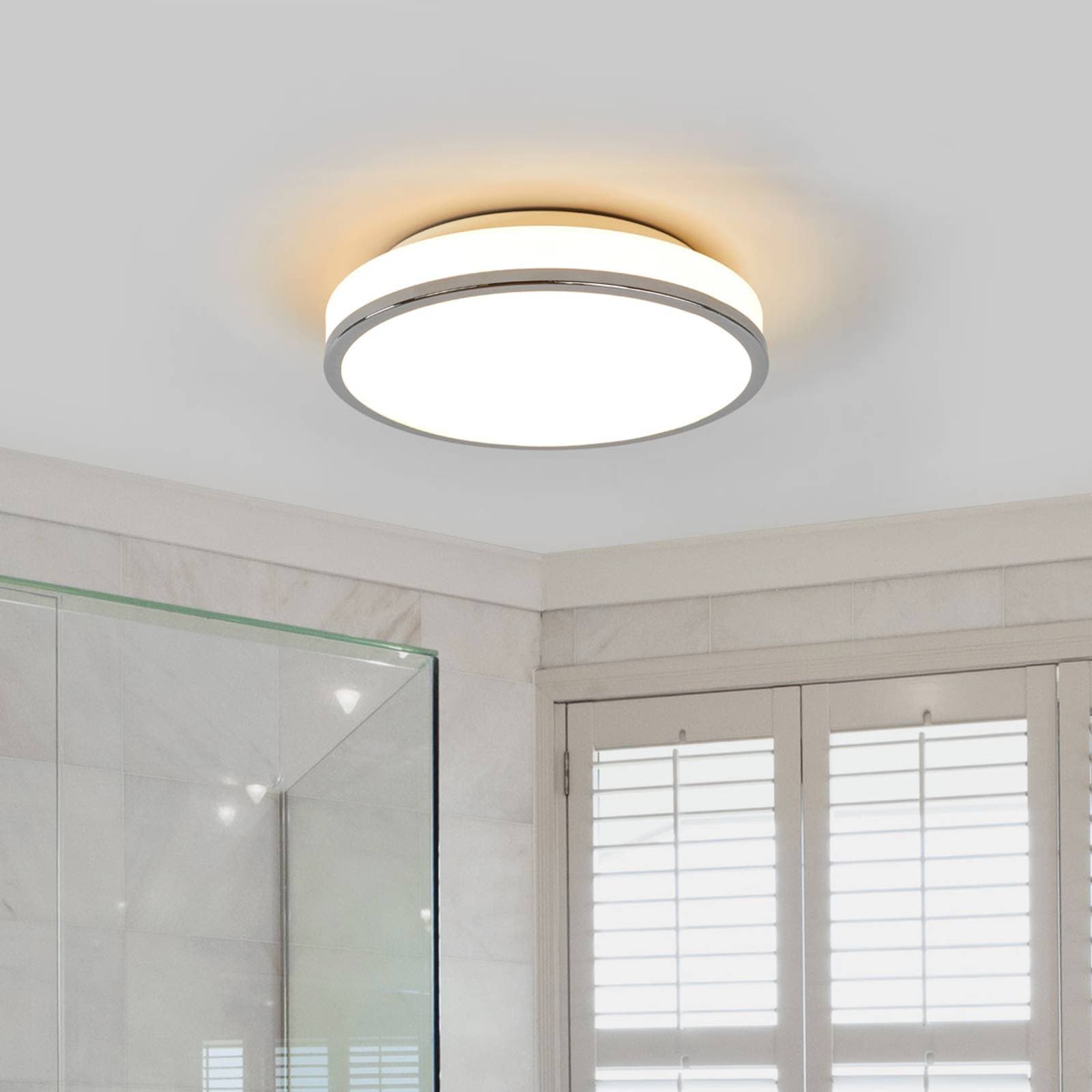 Lindby stropné LED svetlo Lyss, Ø 28 cm, chrómová farba, IP44