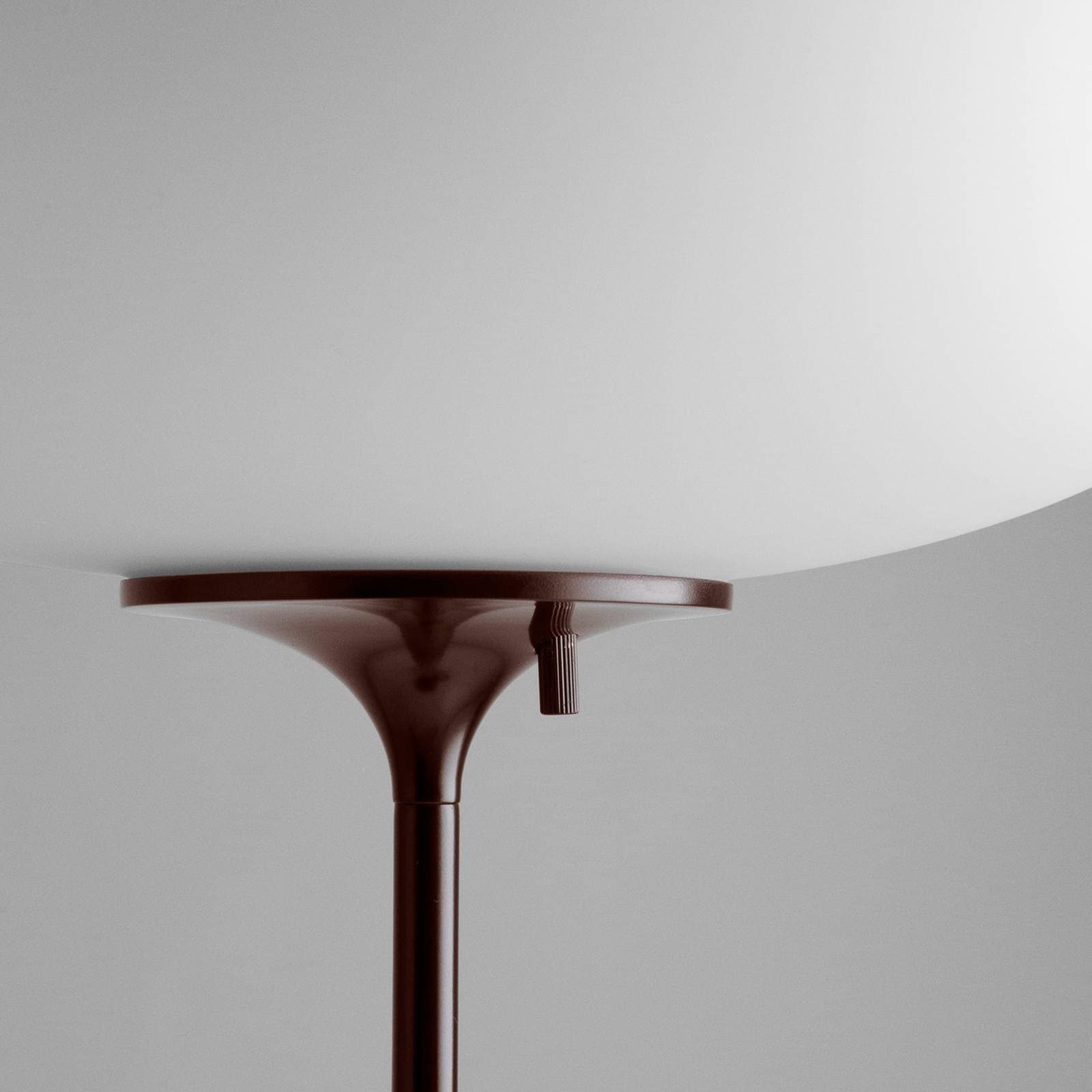 Gubi Stojacia lampa Stemlite, čierno-červené, výška 110 cm, stmievateľné