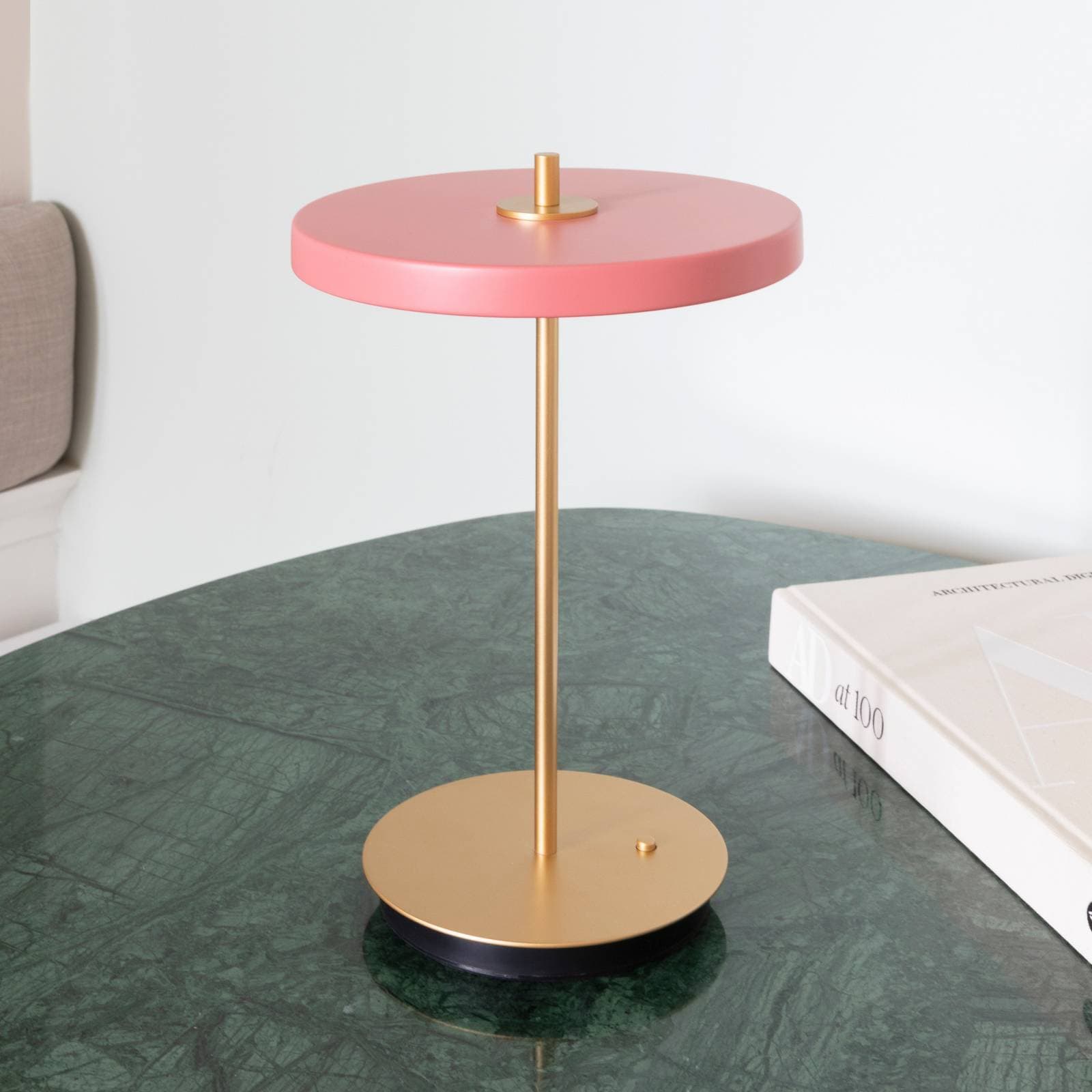 UMAGE stolová LED lampa Asteria Move, ružová/mosadz, 31 cm