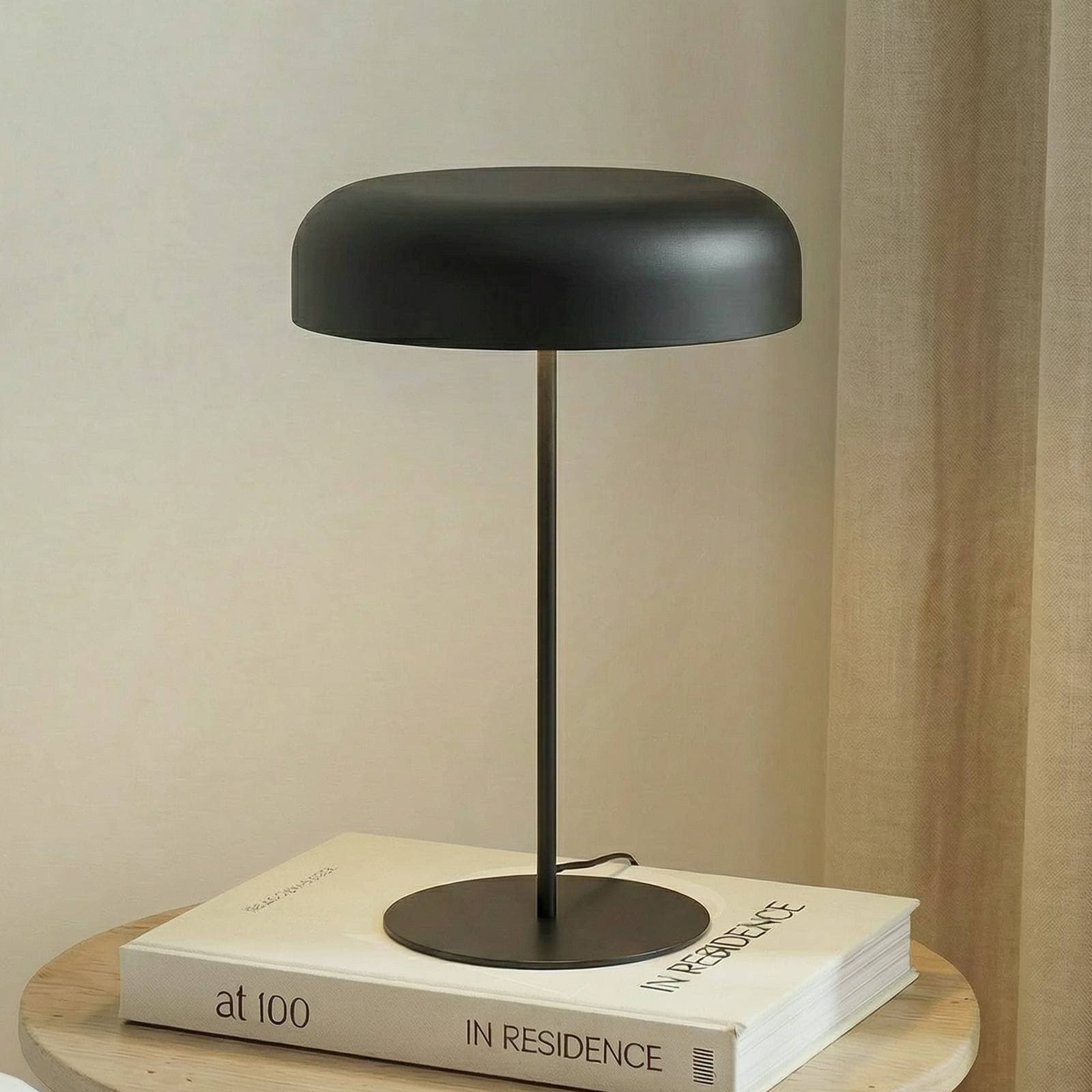 Stolná lampa Lindby Edion, pieskovo čierna, kov