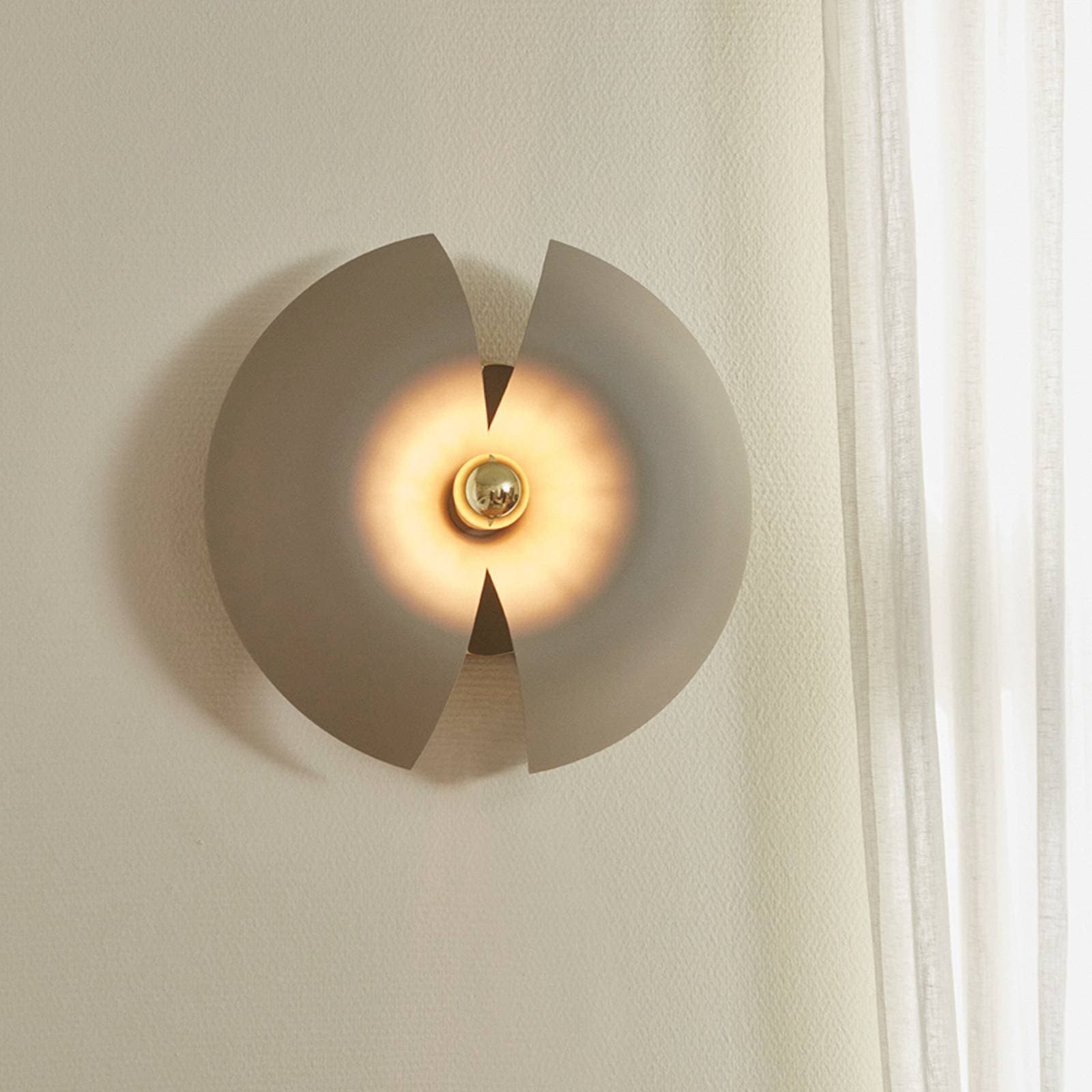 AYTM Nástenné svetlo Cycnus, taupe, Ø 30 cm, zástrčka, hliník, E27