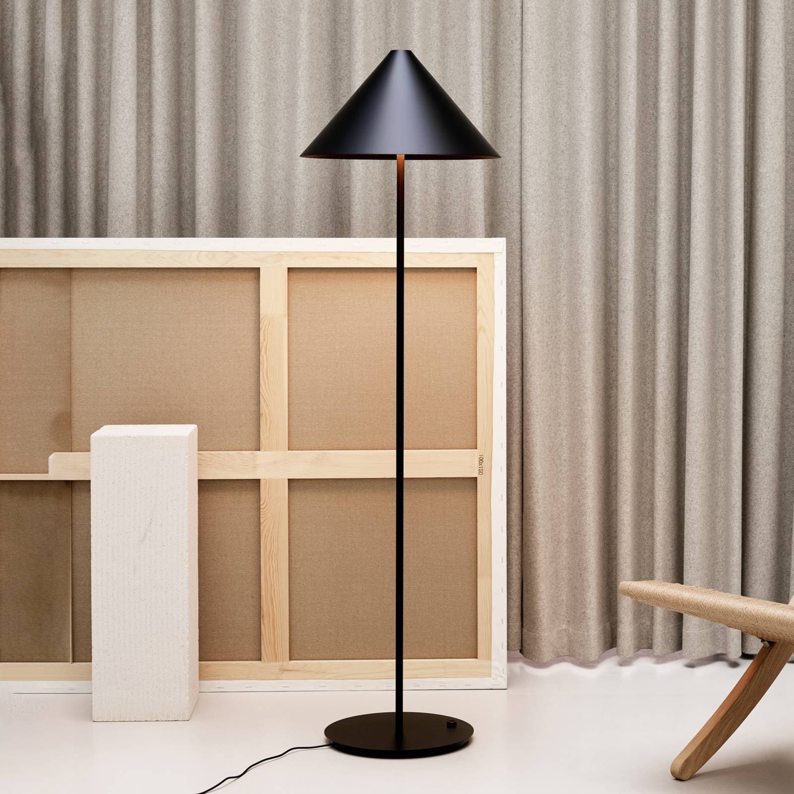 Louis Poulsen Keglen stojaca lampa 3 000 K čierna