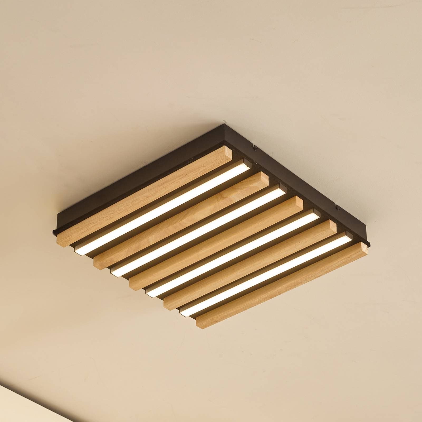 Lindby stropné LED svetlo Firka, biele, drevo, 42 cm, CCT, stmievateľné.