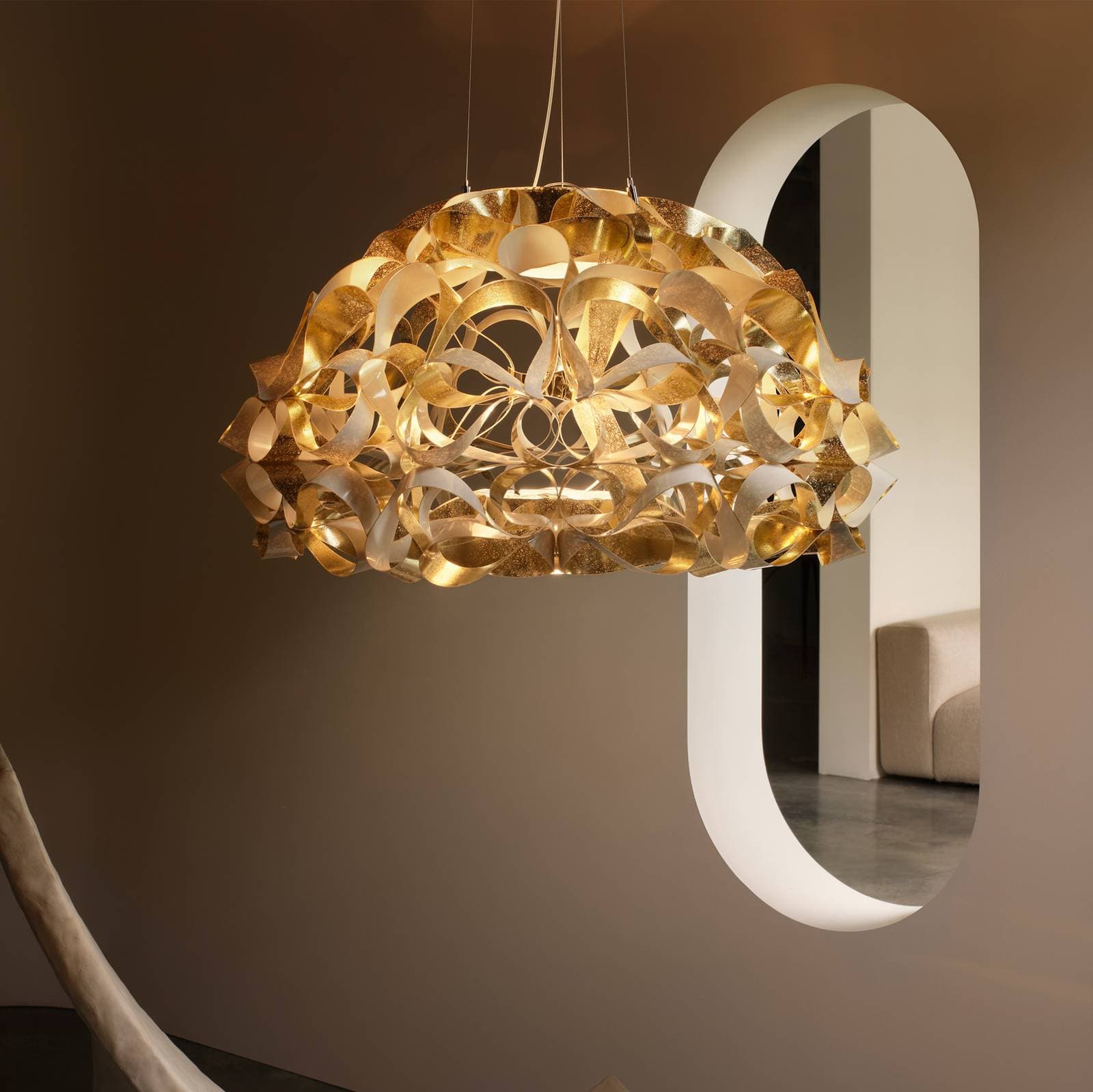 Závesná lampa Slamp Quantica, zlatá farba, Ø 75 cm