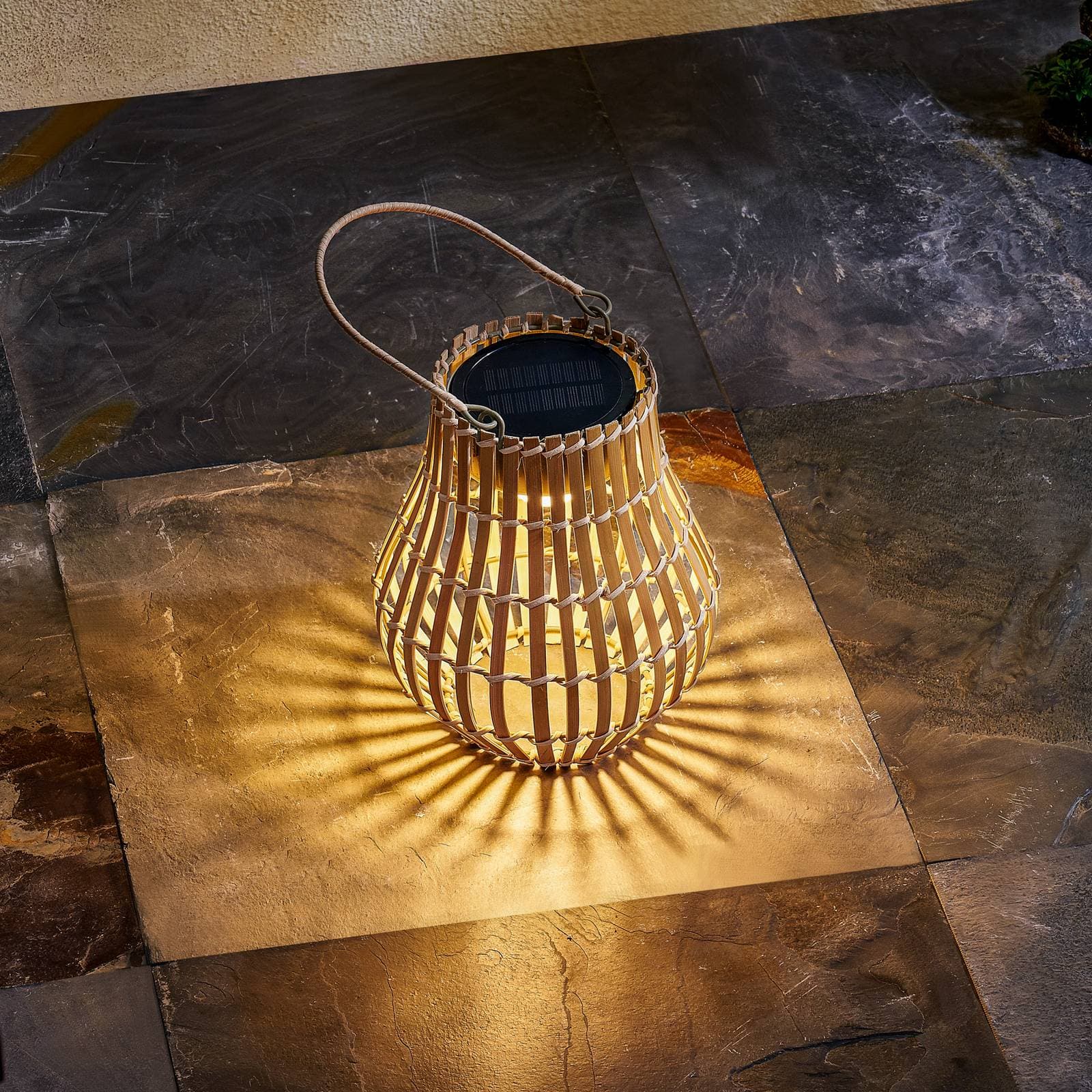Lindby LED solárne terasové svetlo Amaria, bambus, Ø 18 cm