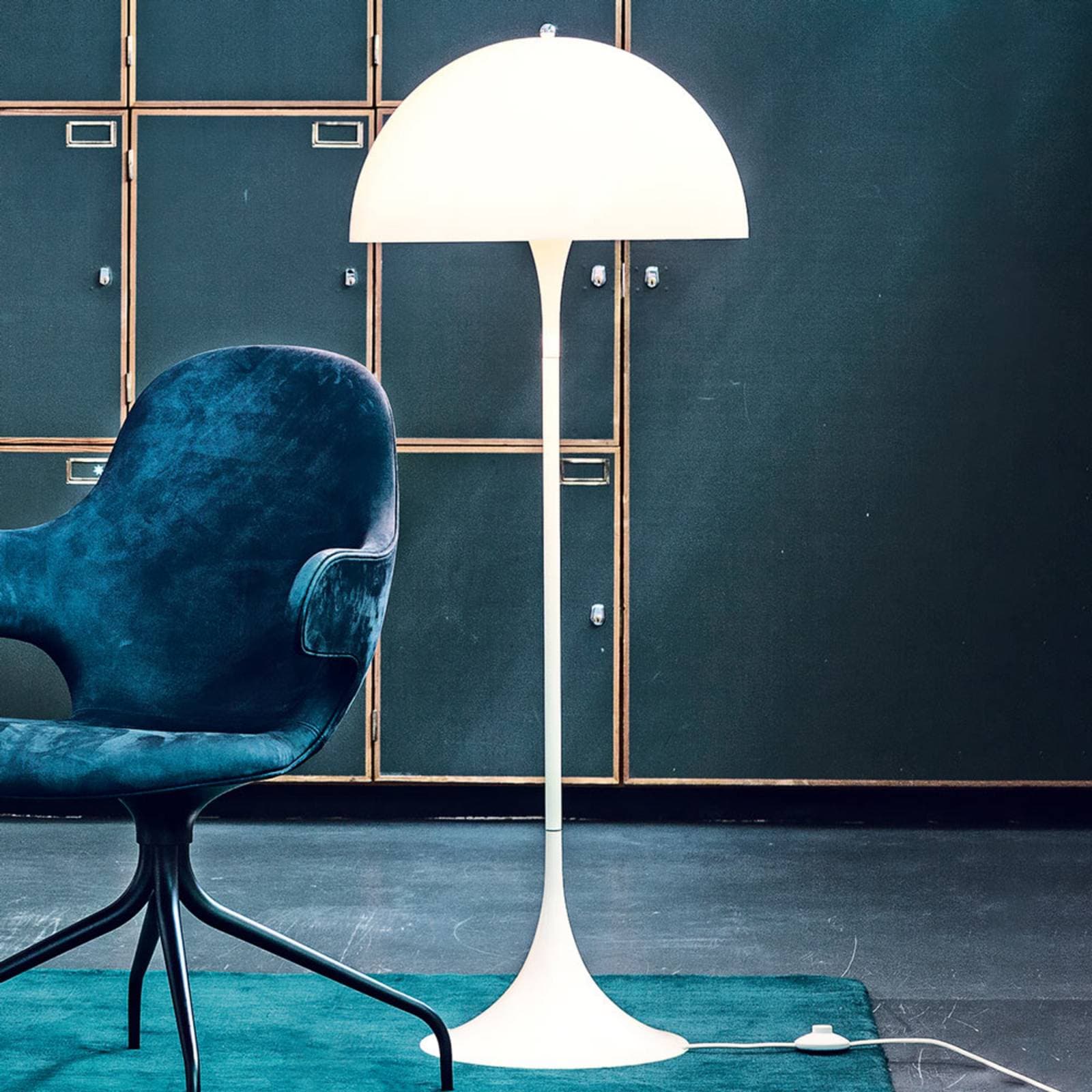 Louis Poulsen Panthella – dizajnová stojacia lampa, opálová