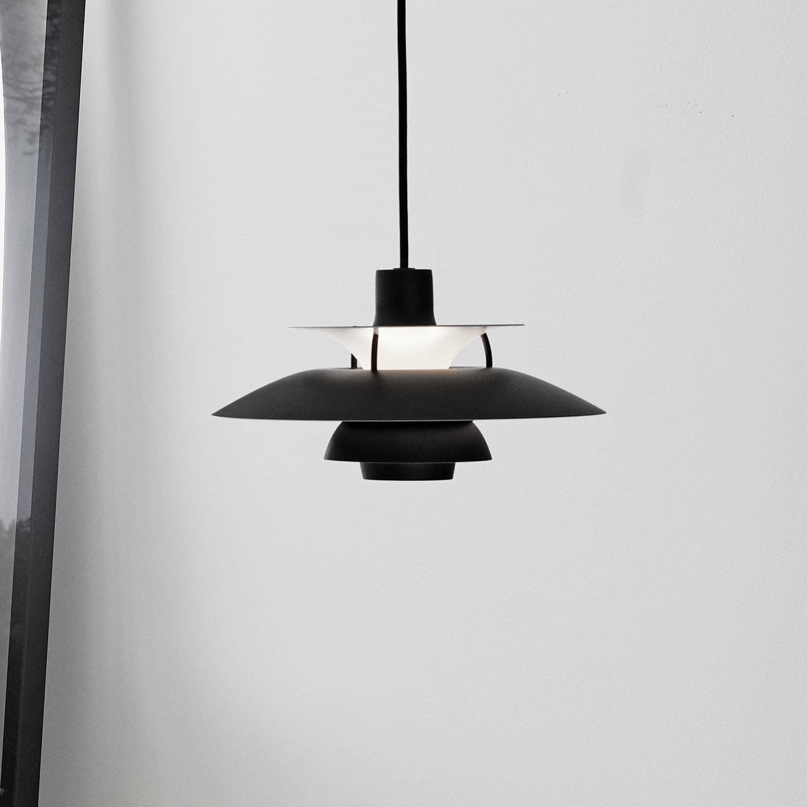 Závesné svietidlo Louis Poulsen PH 5 300, čierna, 30 cm