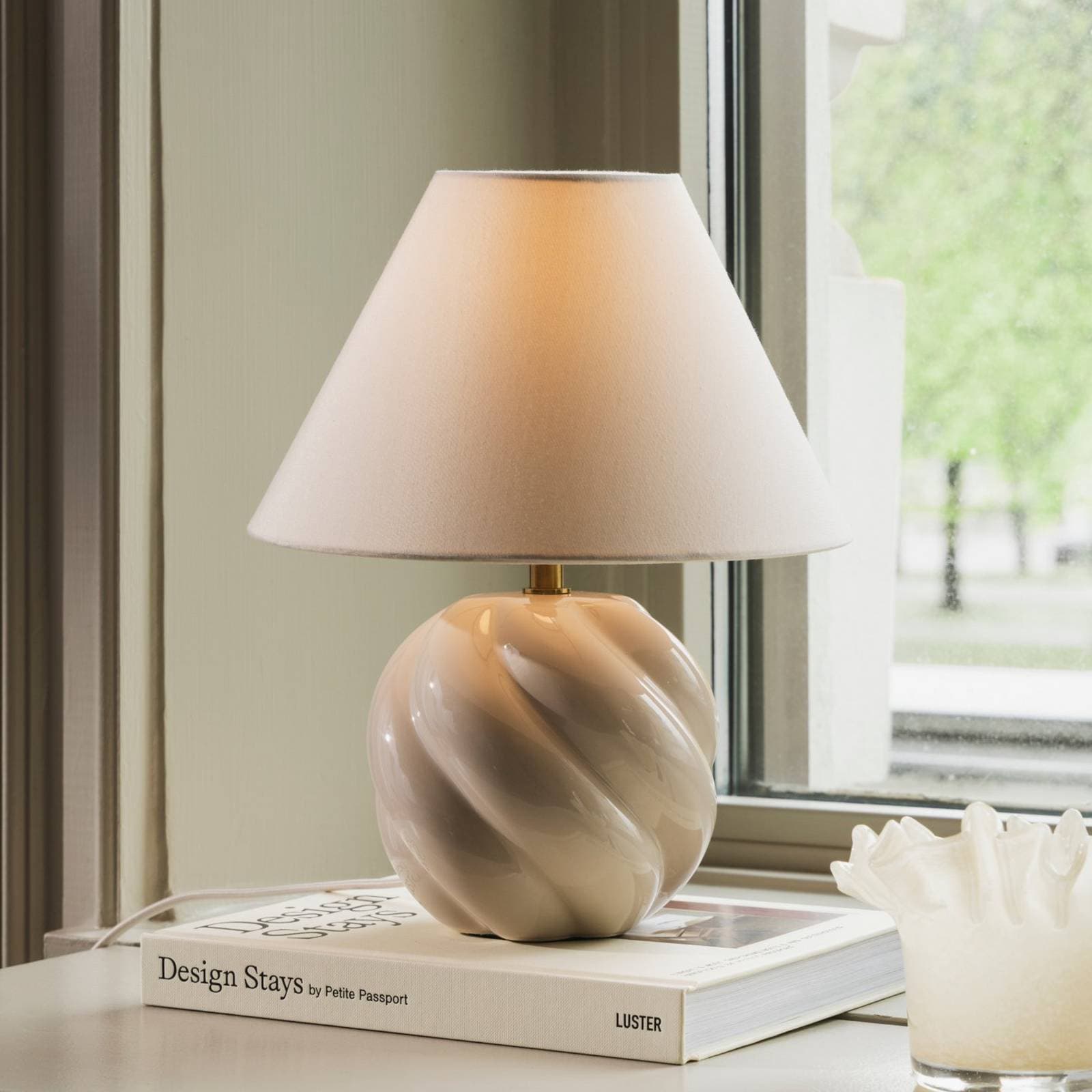 Globen Lighting Stolová lampa DAHLIA, béžová/béžová, výška 31 cm