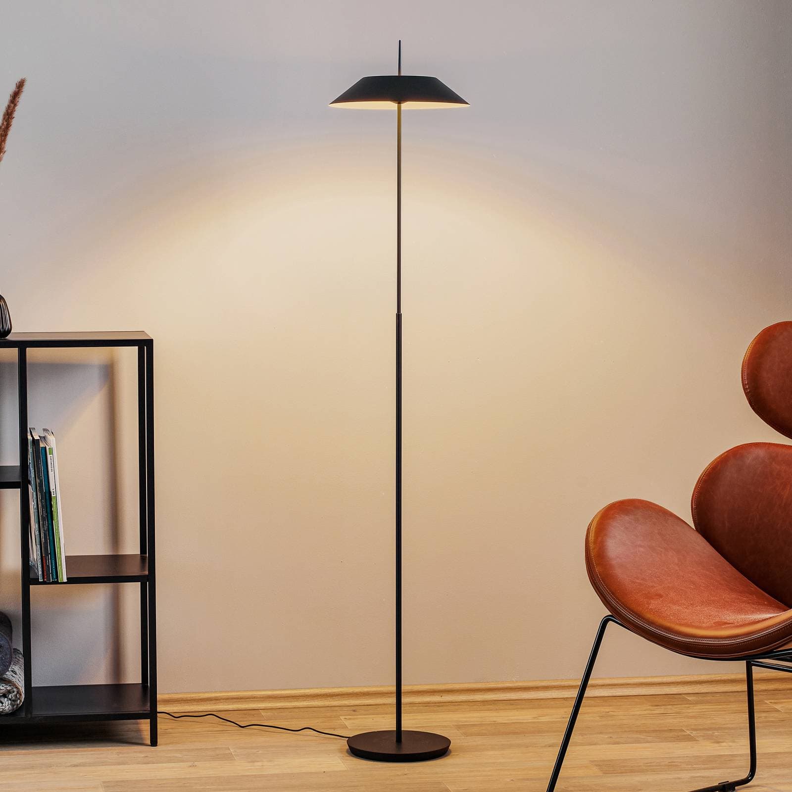 Vibia Mayfair – LED stojacia lampa, grafitovo sivá