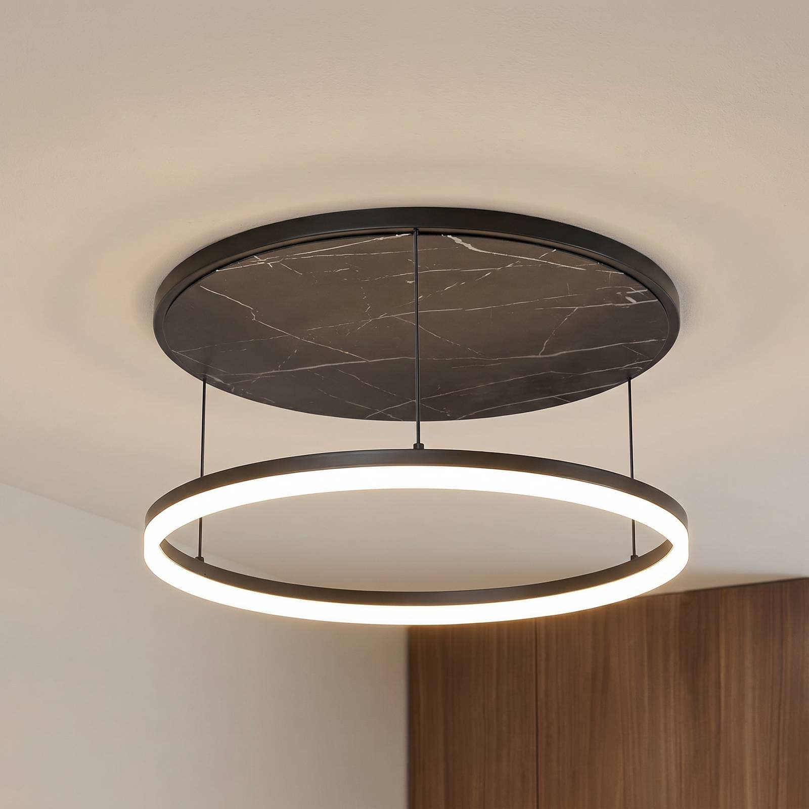 Lucande stropné LED svetlo Orven, čierne/mramorové, Ø 50 cm, stmievateľné.