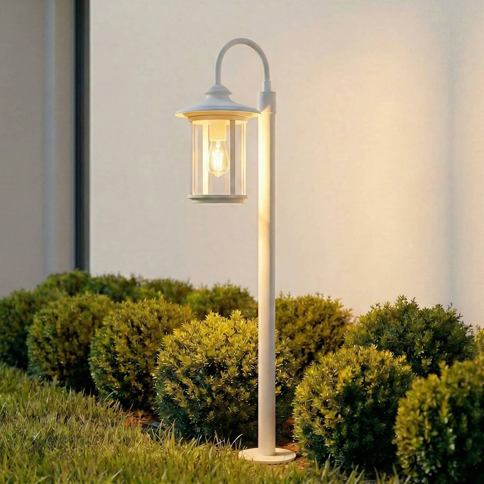 Lindby Chodníkové svetlo Zayn, biele, sklo, výška 109 cm, IP65