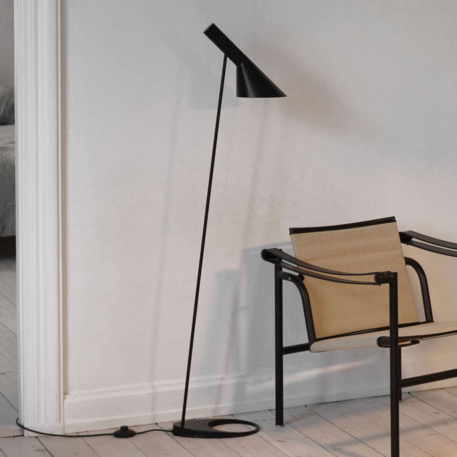 Louis Poulsen AJ - stojacia lampa, čierna