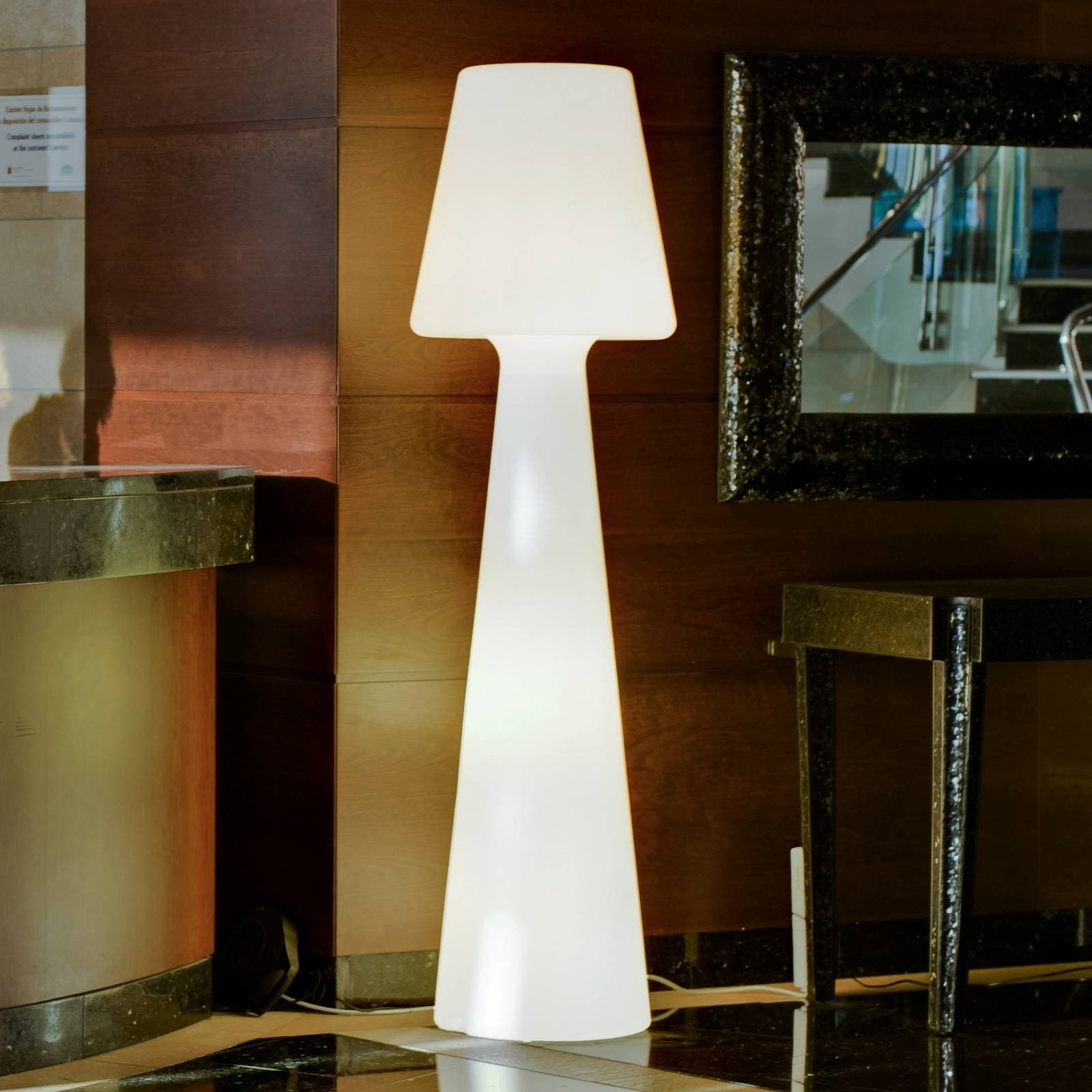 Newgarden Lola 200 LED stojacia lampa IP65, biela