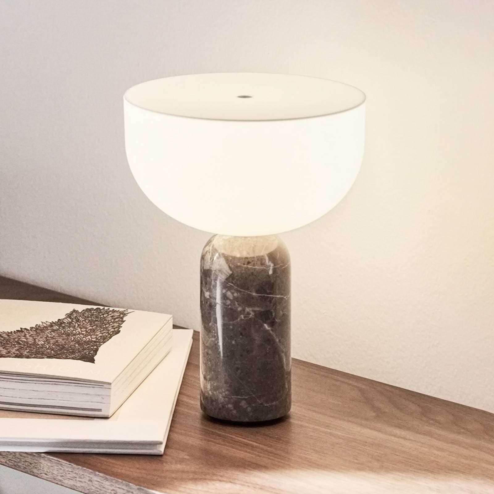 New Works Kizu dobíjacia stolová lampa Gris du Marais