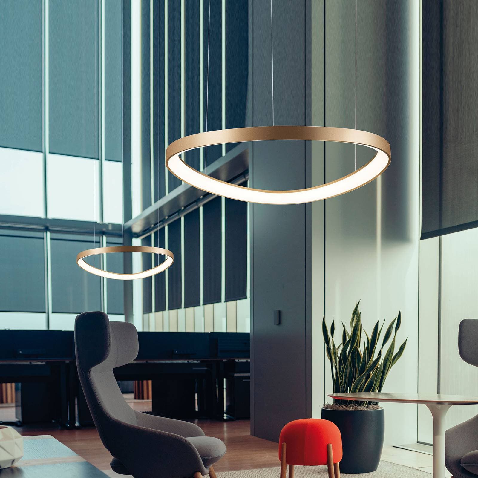 Závesné LED svietidlo Loop, zlaté, Ø 80 cm