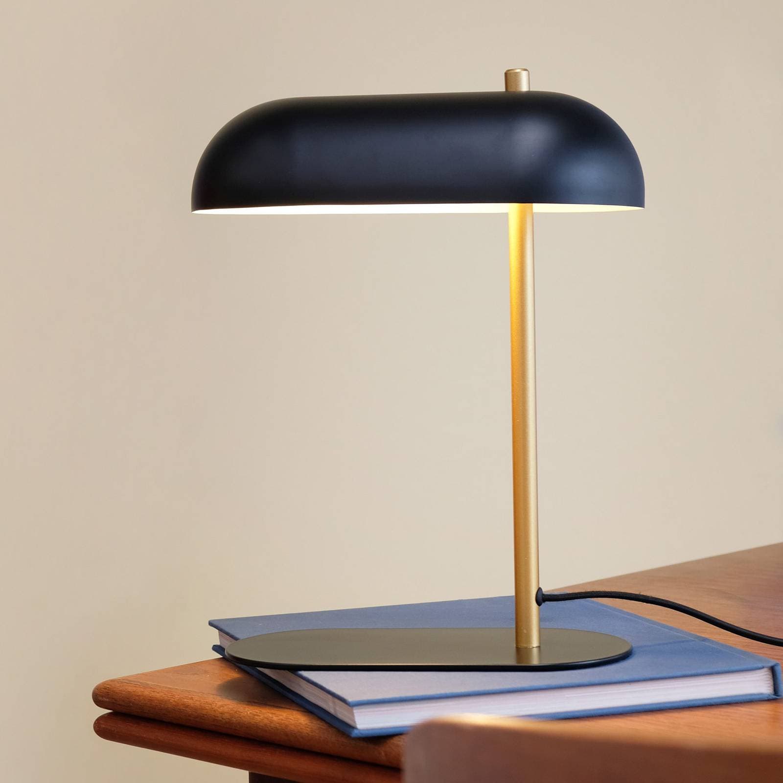 Dyberg Larsen Stolová lampa Arch, čierna/mosadzová, kov