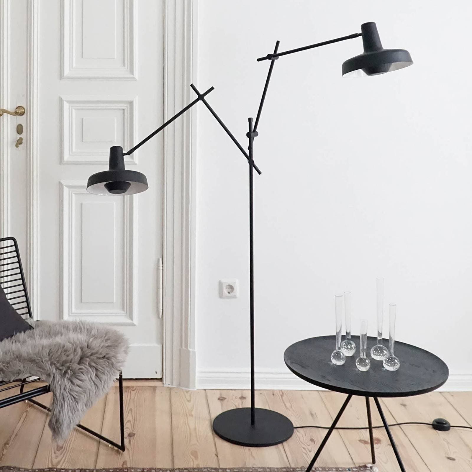 GRUPA Arigato stojaca lampa, 2-plameňová, čierna