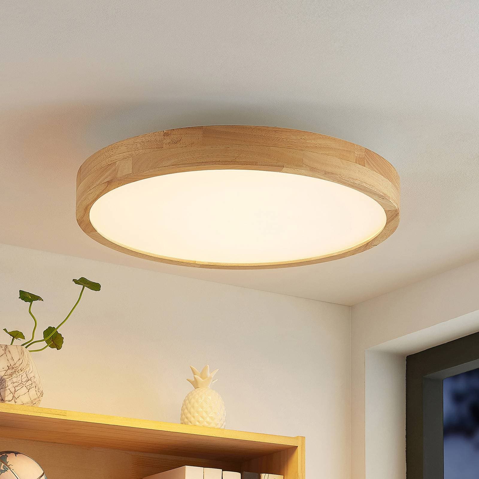 Lindby stropné LED svetlo Lanira, Ø 50 cm, drevo, diaľkové ovládanie, CCT