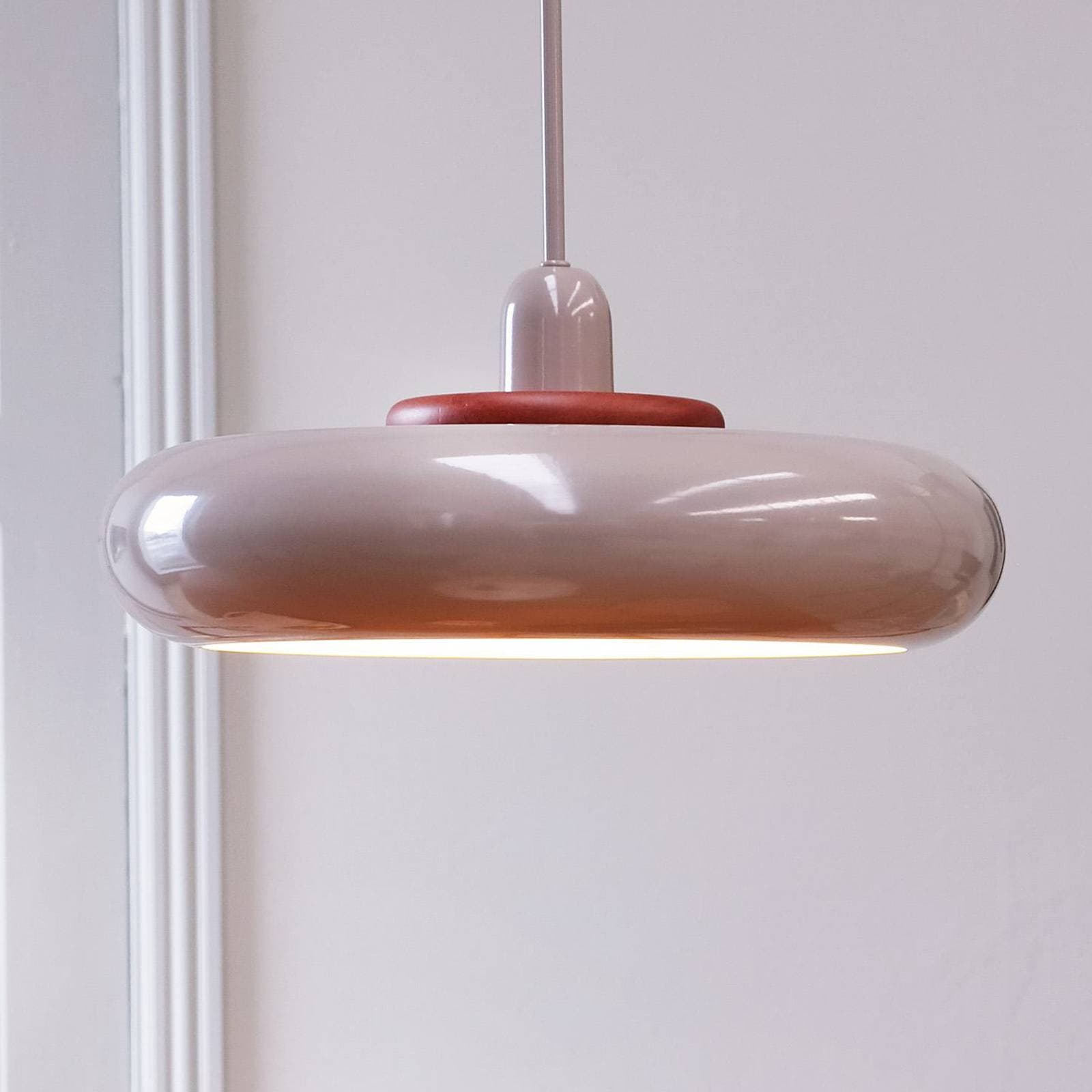 Dyberg Larsen Závesné svietidlo Planet, mliečne biela, Ø 40 cm, kov