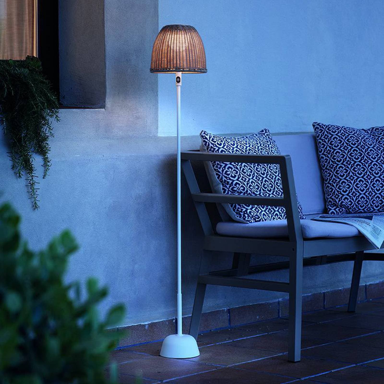 Dobíjacia stojacia lampa Bover LED Atticus 114, prírodná biela/béžová