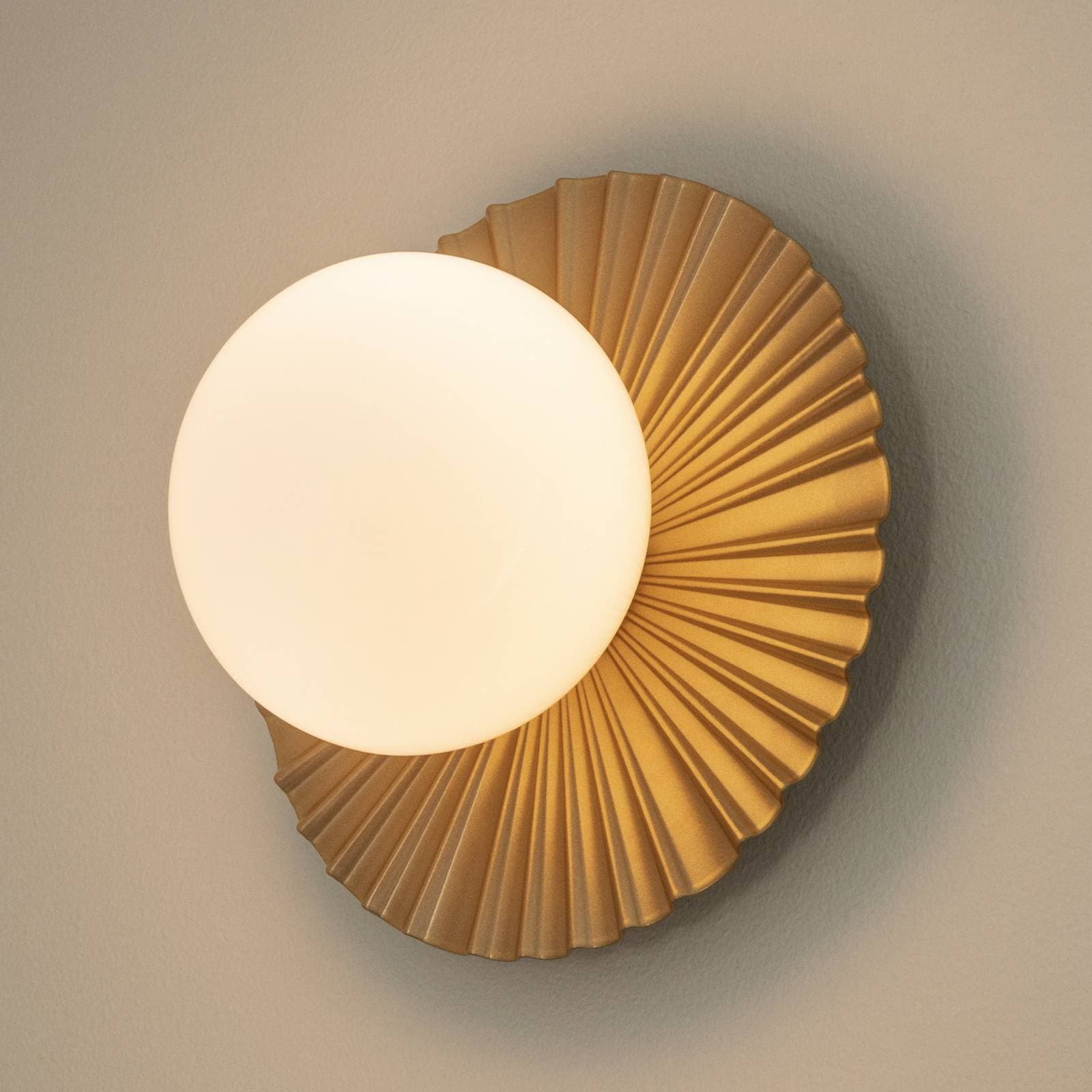 Nuura nástenné svetlo Liila Muuse, Ø 20 cm, IP44, zlatá/opálová