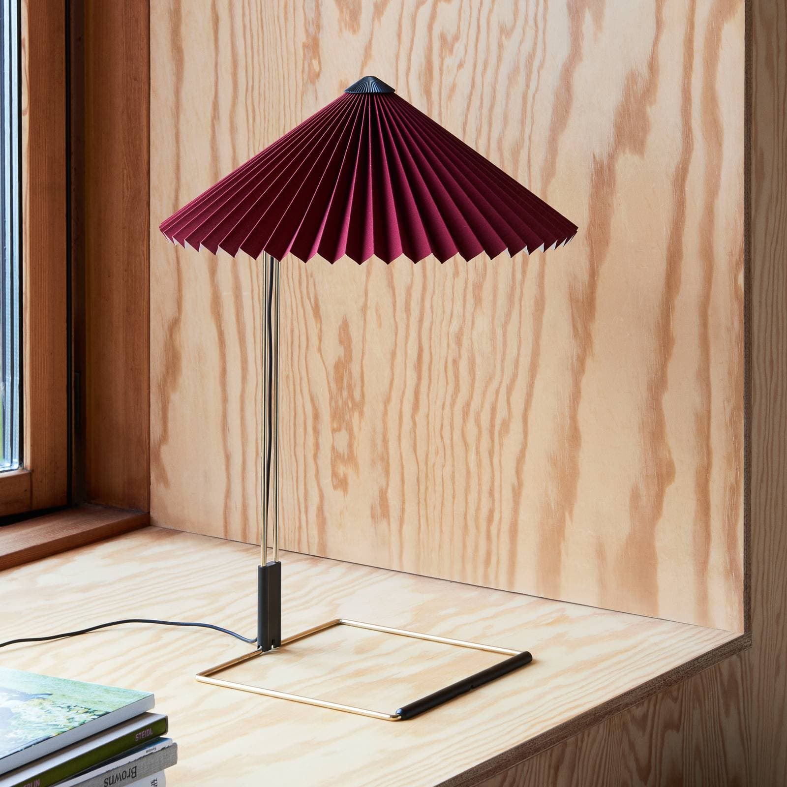 HAY stolová LED lampa Matin, tmavočervená/mosadz, výška 38 cm
