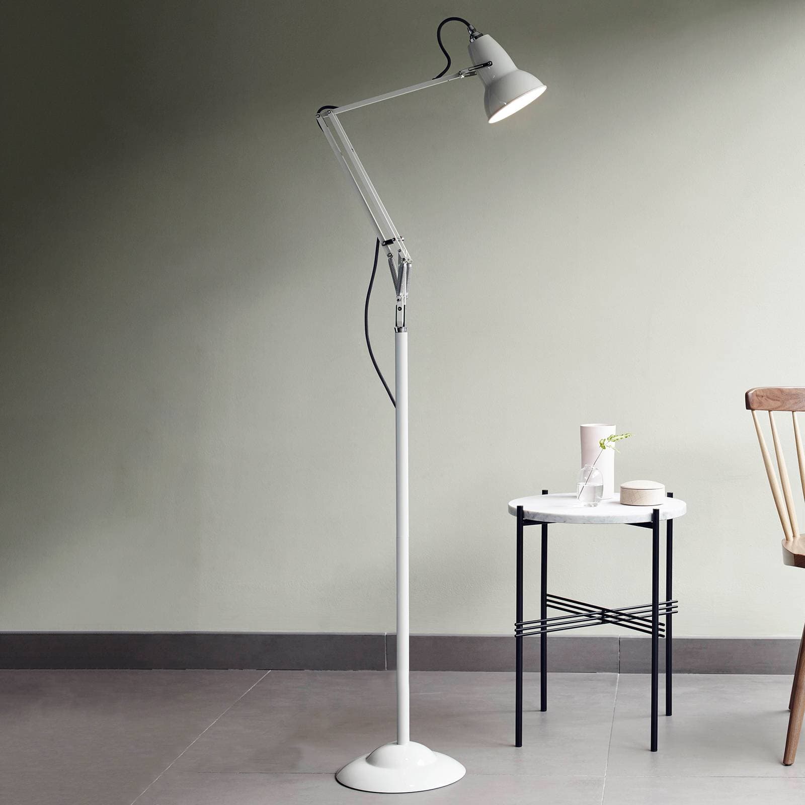 Anglepoise Original 1227 stojaca lampa holubia sivá