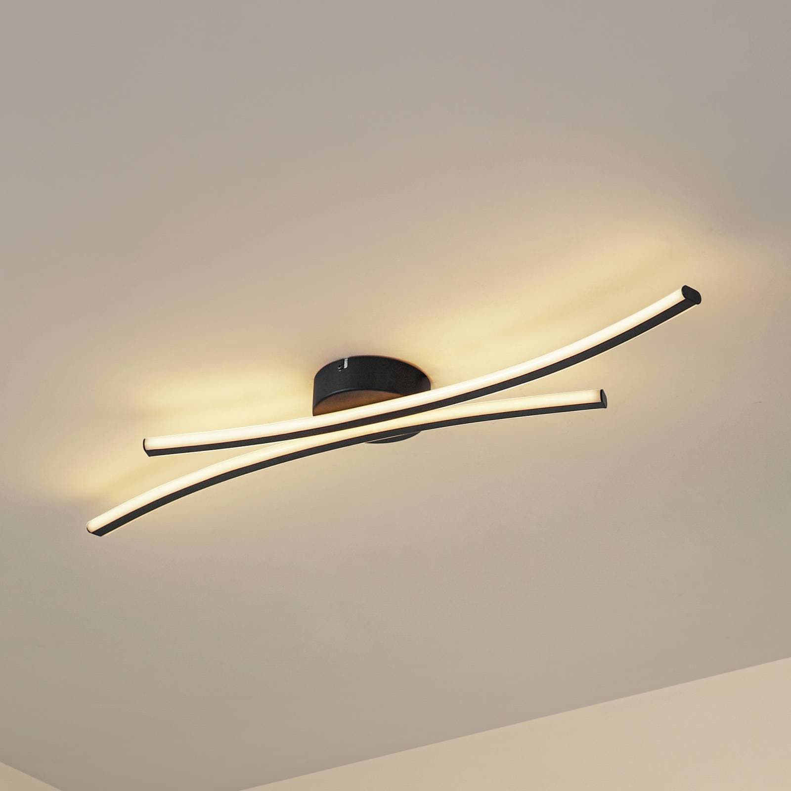 Lindby stropné LED svetlo Ravion, 90 cm, čierne, 3 000 K