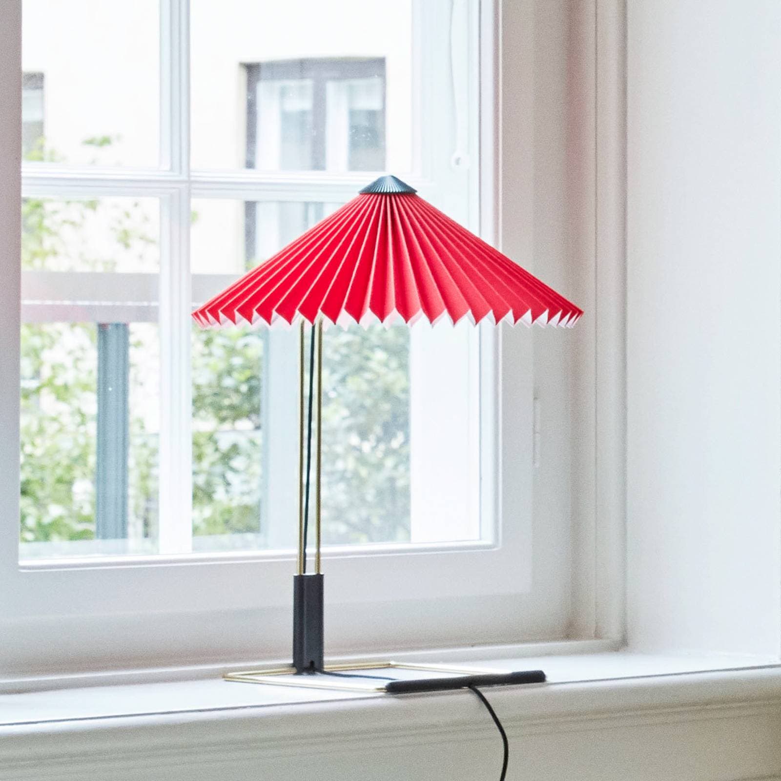 HAY stolová LED lampa Matin, svetločervená/mosadz, výška 38 cm