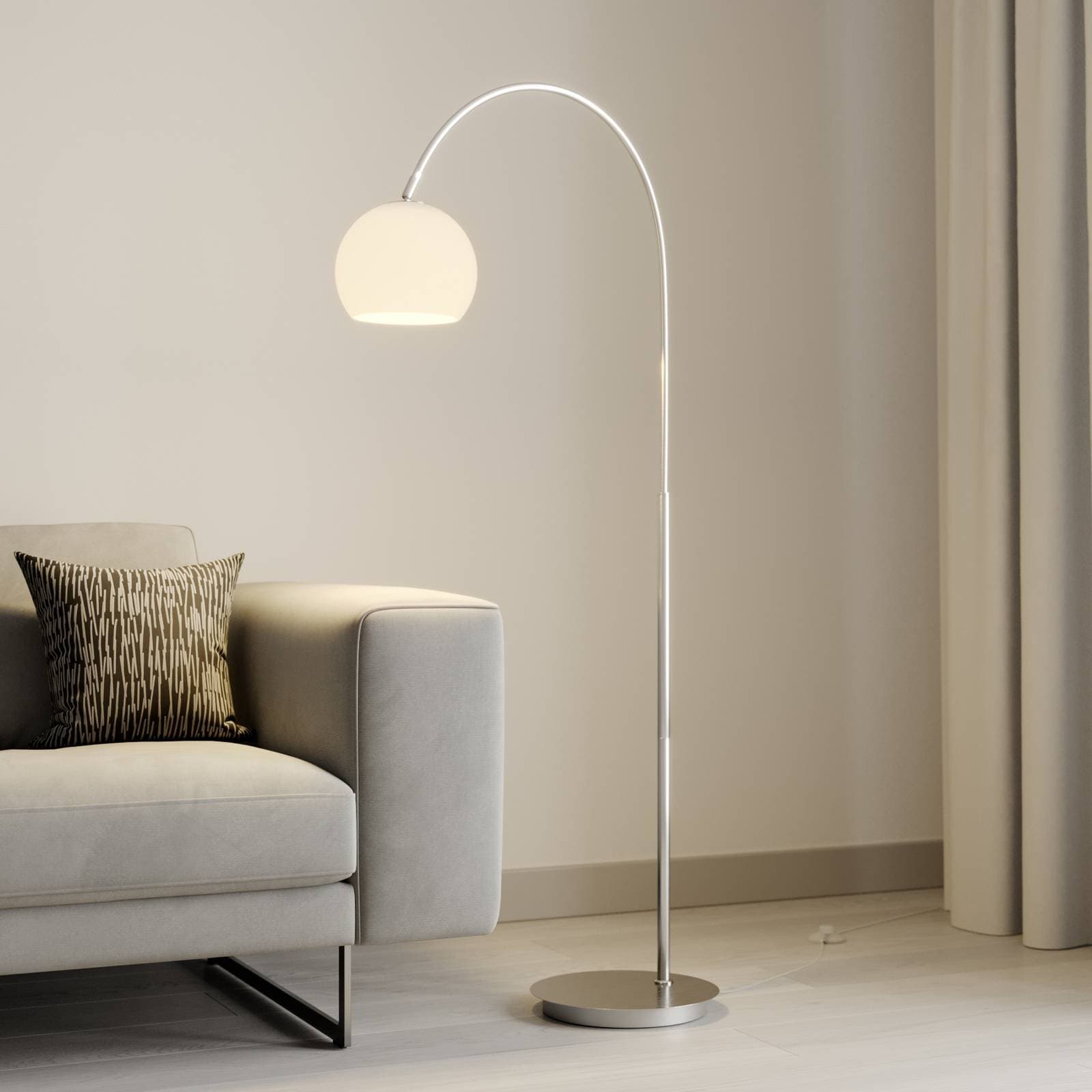 Lindby oblúková lampa Cynthia, niklová farba, sklo, 140 cm, E27