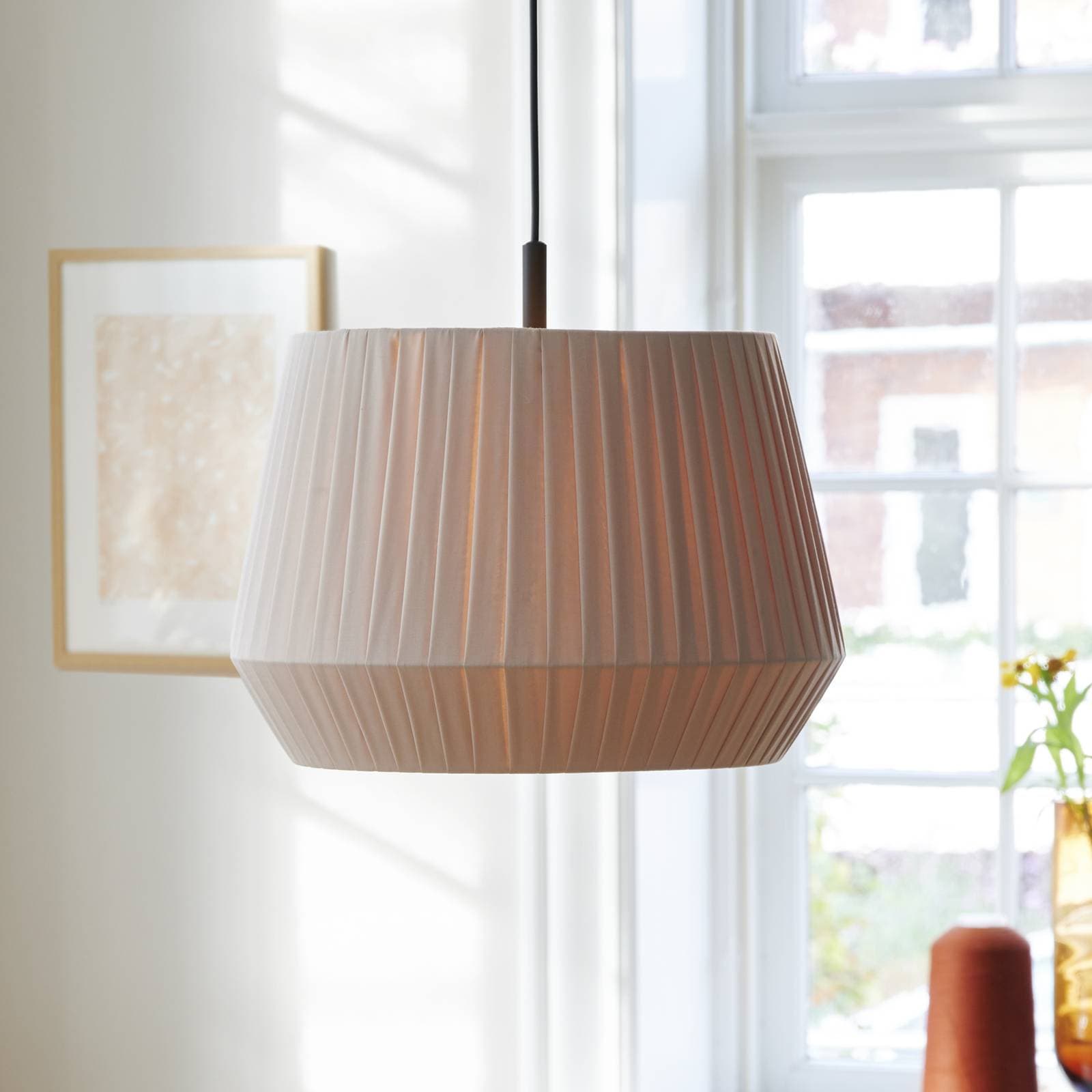 Závesná lampa Dicte, ručne viazaná, Ø 40 cm jantár