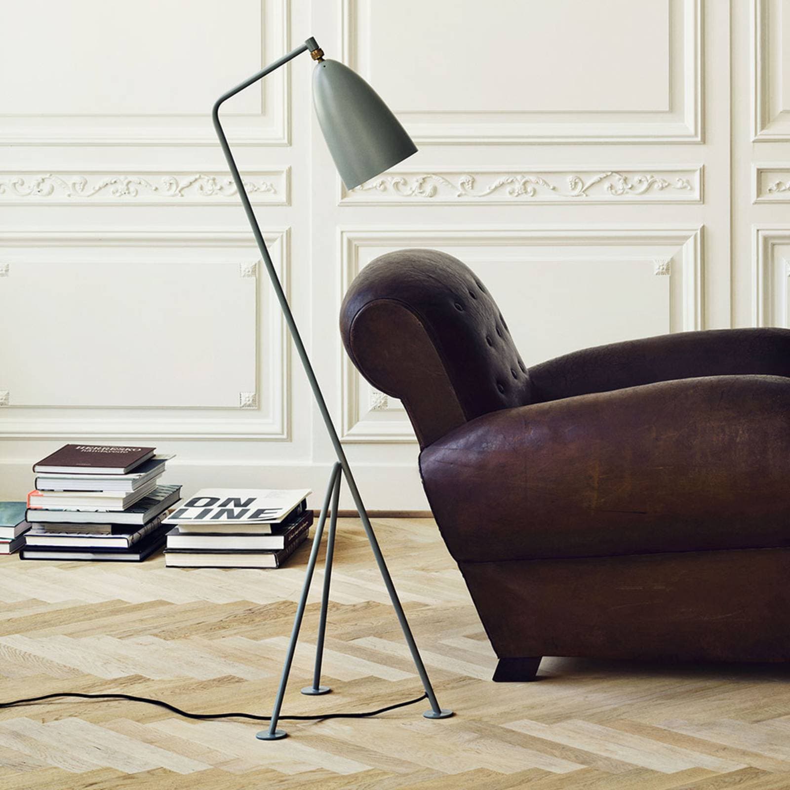 Gubi Gräshoppa trojnohá stojacia lampa, sivá