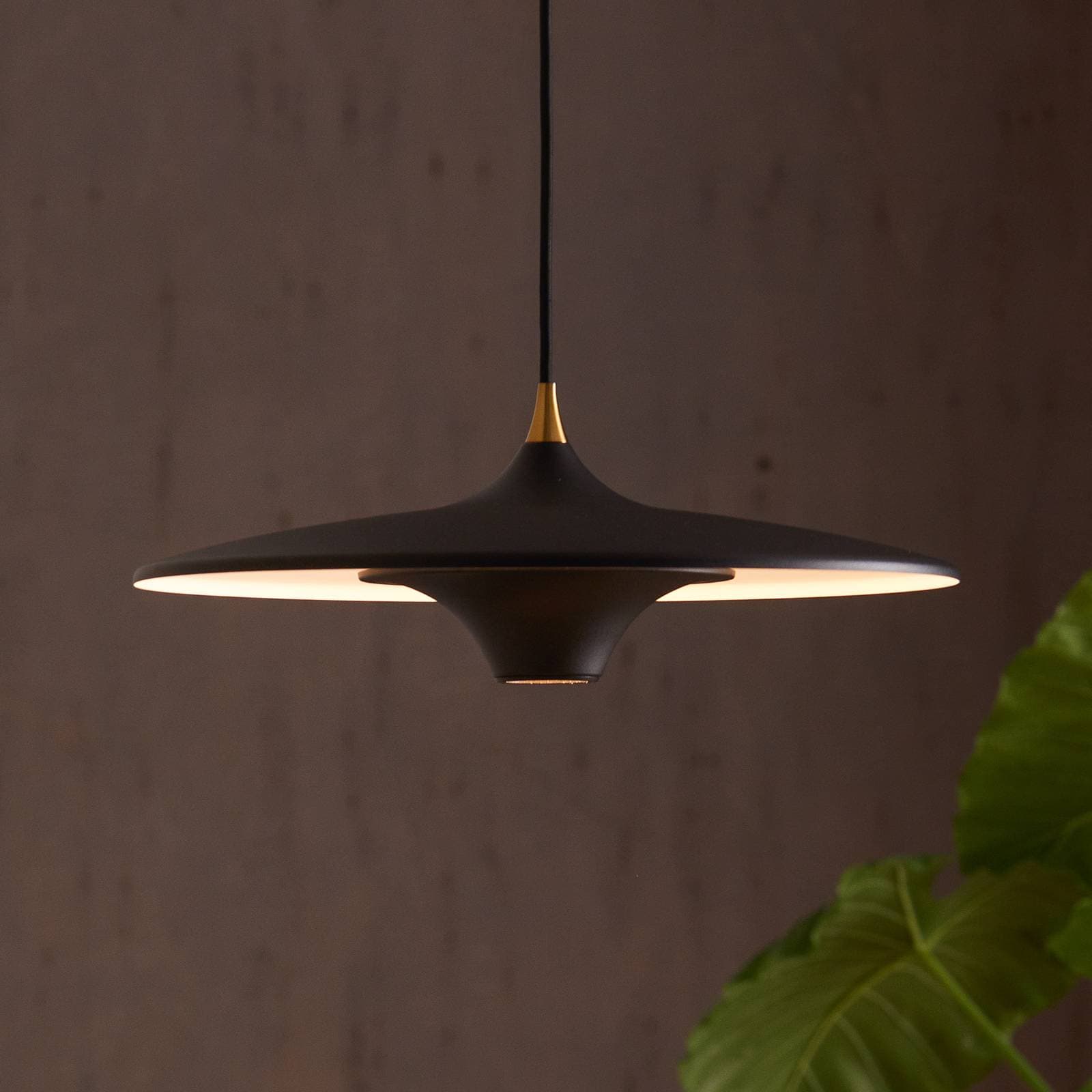 LOOM DESIGN LED závesné svietidlo Moja, Ø 42 cm, čierne