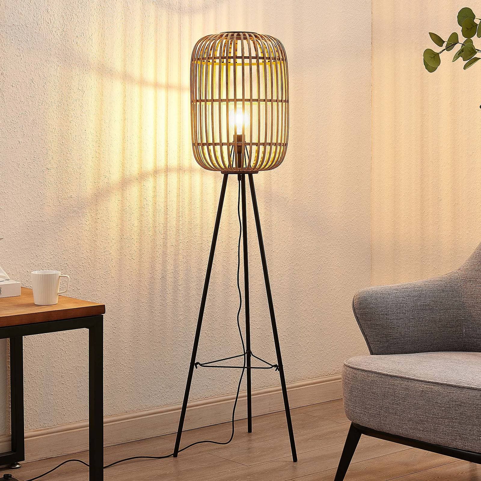 Stojacia lampa Lindby Canyana, 139 cm, prírodná, ratan, trojnožka