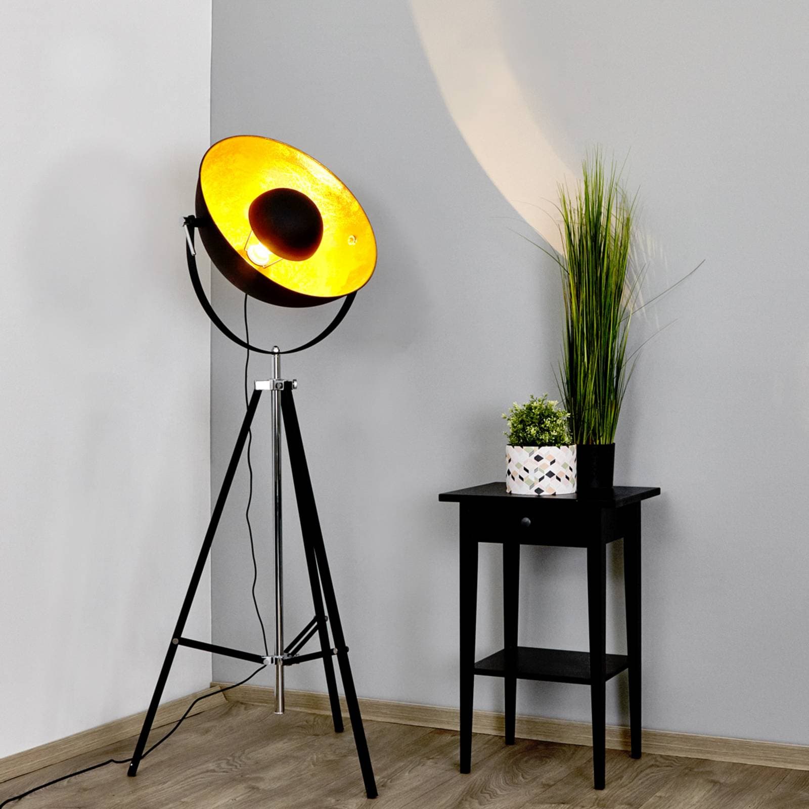 Stojacia lampa Lindby Mineva. čierna/zlatá, kov, výška 180 cm