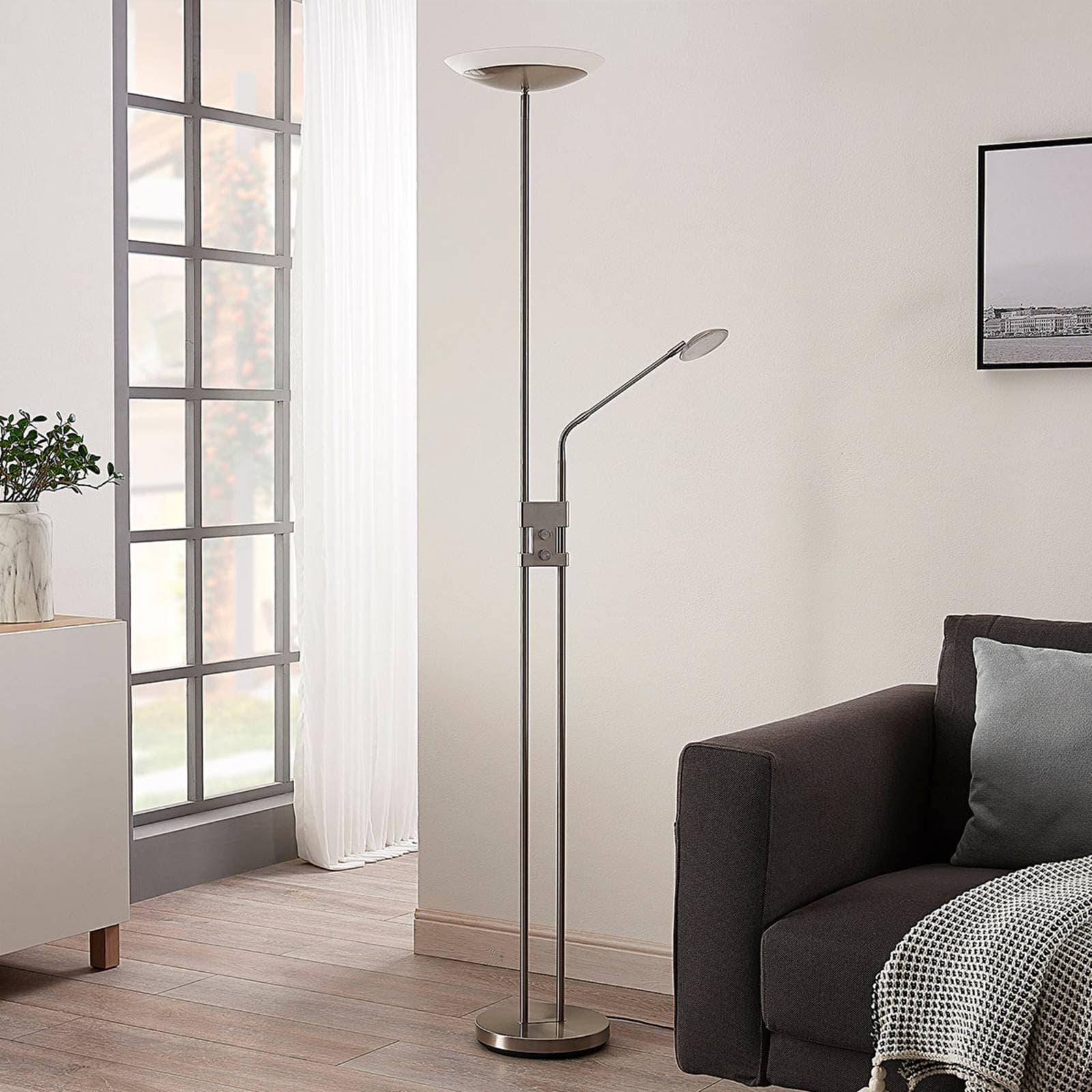 Lindby LED stojacia lampa Jonne, okrúhla, s ramenom na čítanie, stmievateľné,