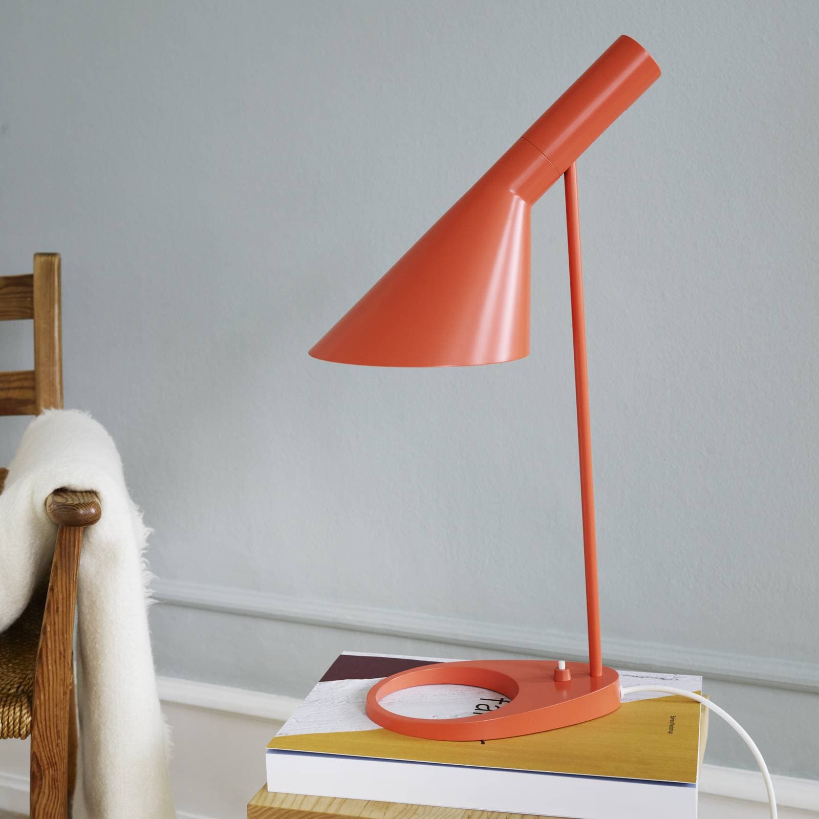 Dizajnová stolová lampa Louis Poulsen AJ oranžová