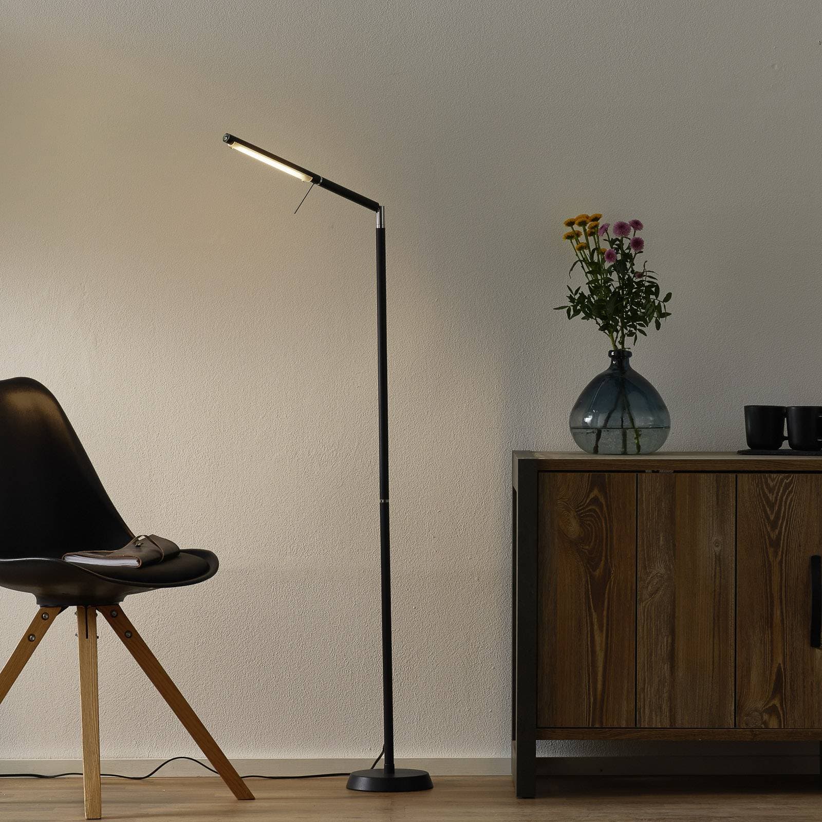 LED stojacia lampa Filigran, čierna, stmievateľná, nastaviteľná