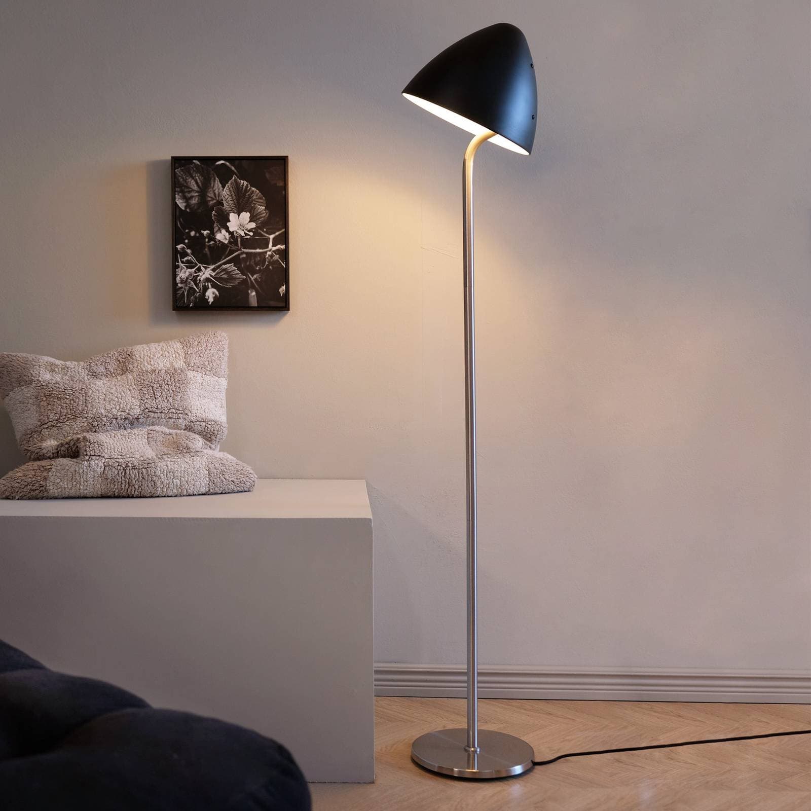 Stojacia lampa Dyberg Larsen Oulu, čierna/oceľová, výška 128 cm
