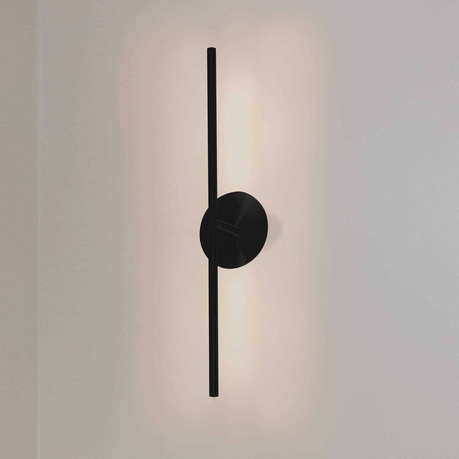 UMAGE LED nástenné svetlo Omni, čierne, dĺžka 74 cm