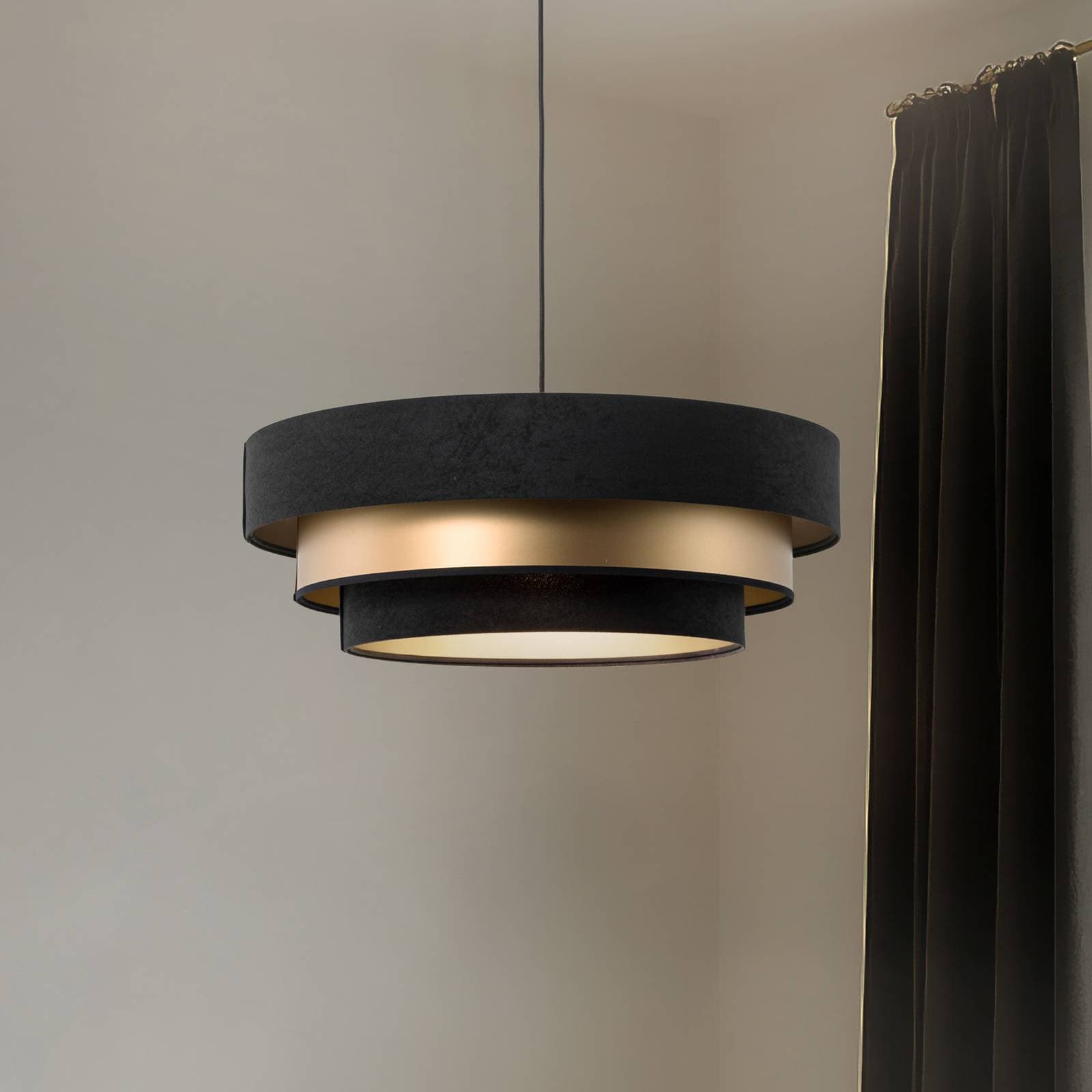 Závesné svetlo Triniti, čierna/zlatá, Ø 60 cm, textil