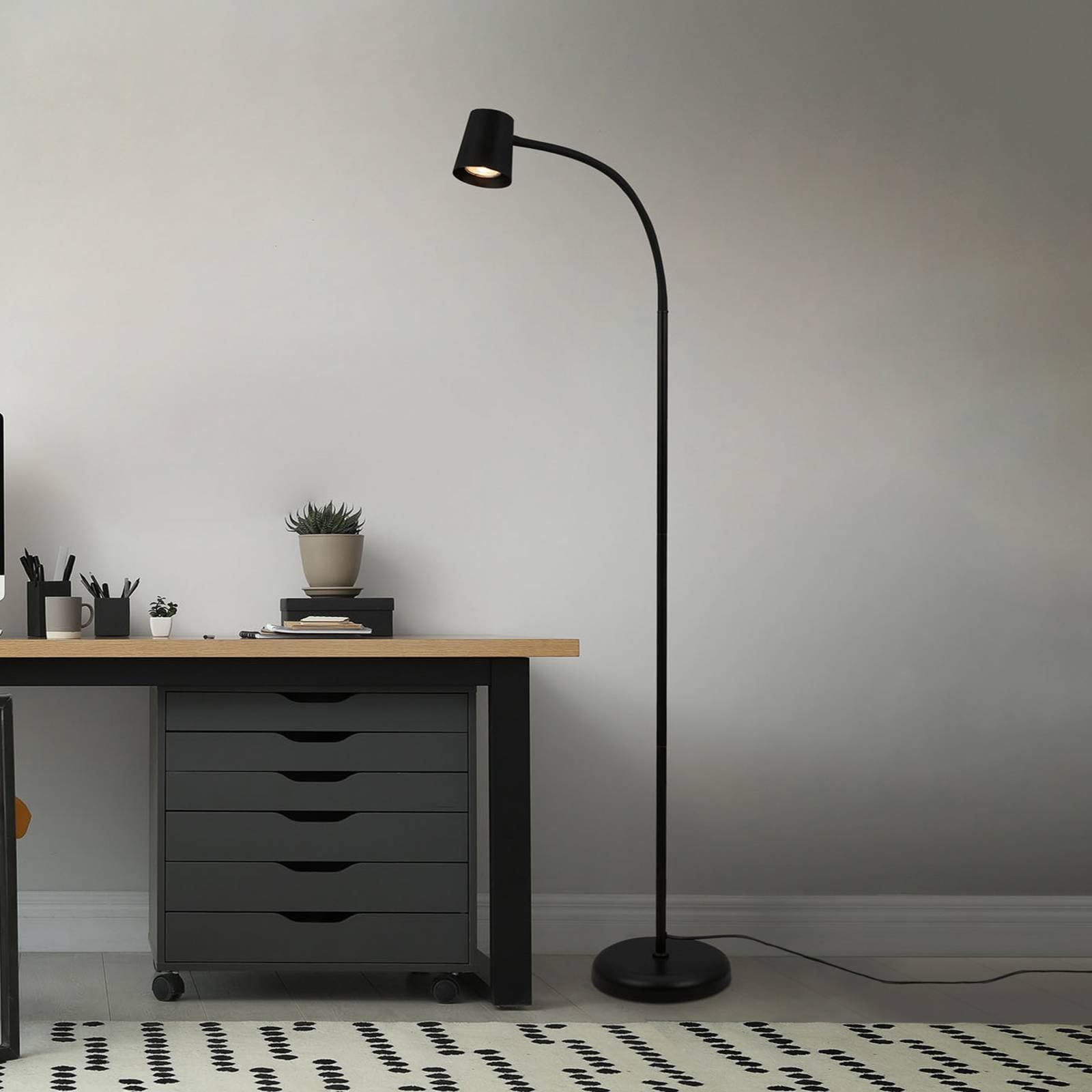 Stojacia lampa Skriva, nastaviteľná, GU10, čierna