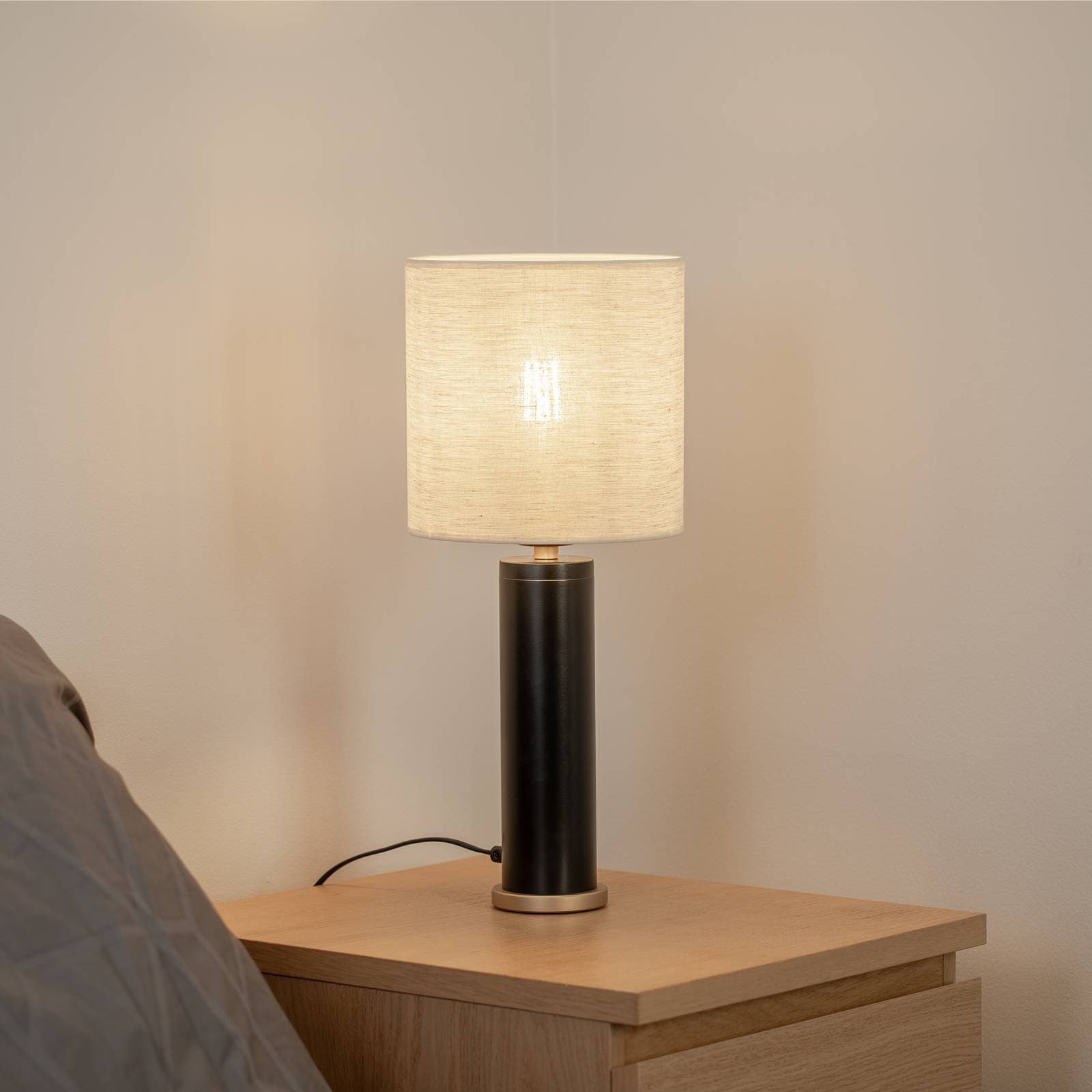 Stolová lampa Romina s plátnovým tienidlom, podstavec čierny