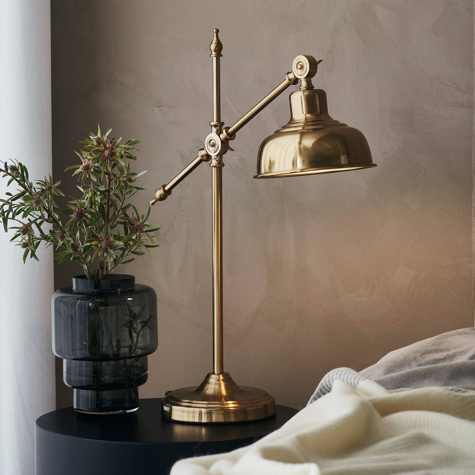 Stolná lampa Grimstad, farba starožitnej mosadze, železo, výška 56 cm