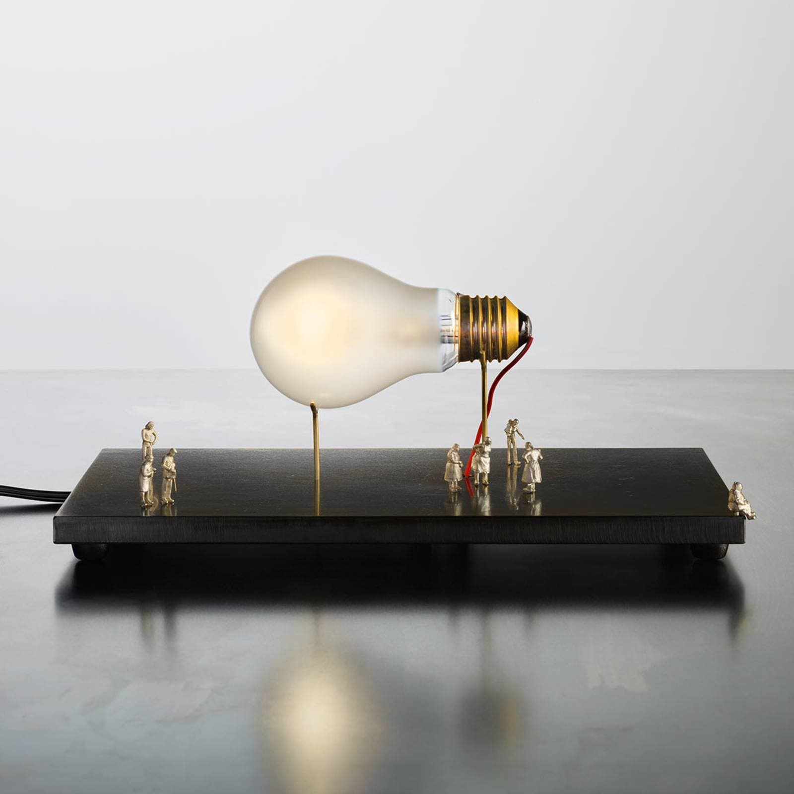 Ingo Maurer stolová lampa I Ricchi Poveri, 10 cm, čierna