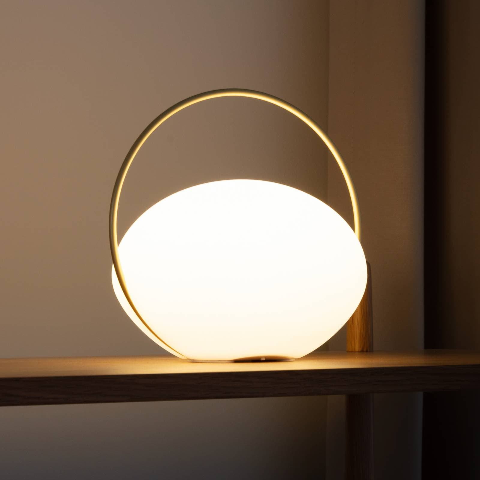 UMAGE stolová LED lampa Orbit, biela/mosadz, IP44, CCT